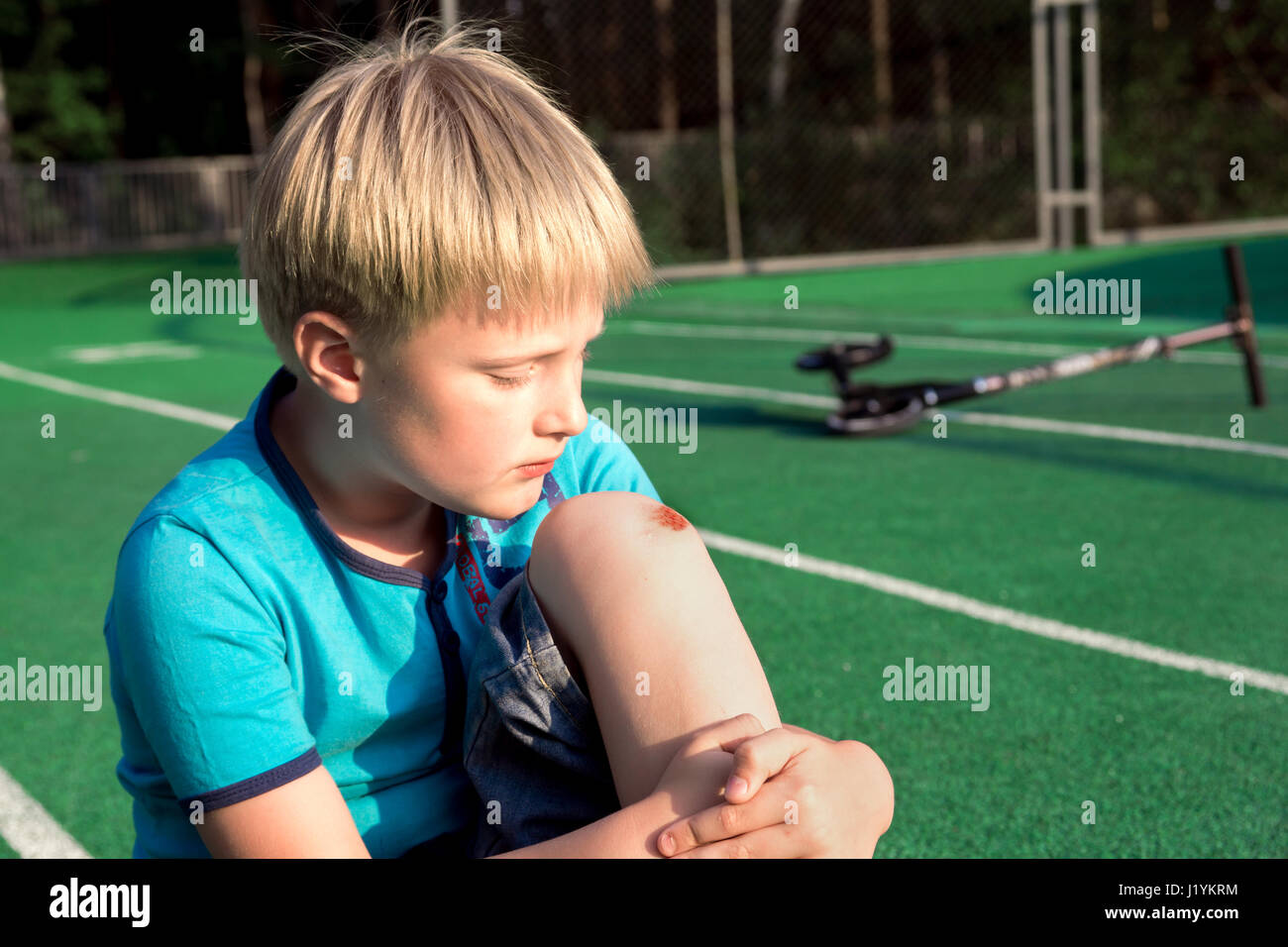 Boy with a scraped knee outdoor. Wound on boy knee after accident Stock Photo Alamy