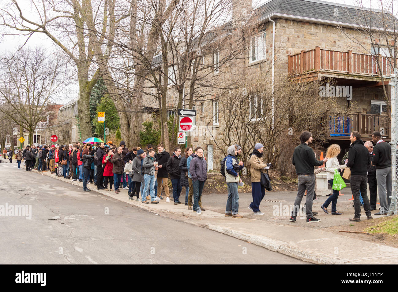 Montreal, CA - 22 April 2017: French nationals in Montreal are lining up at College Stanislas to cast their votes for the first round of the 2017 French presidential election. Credit: Marc Bruxelle/Alamy Live News Stock Photo
