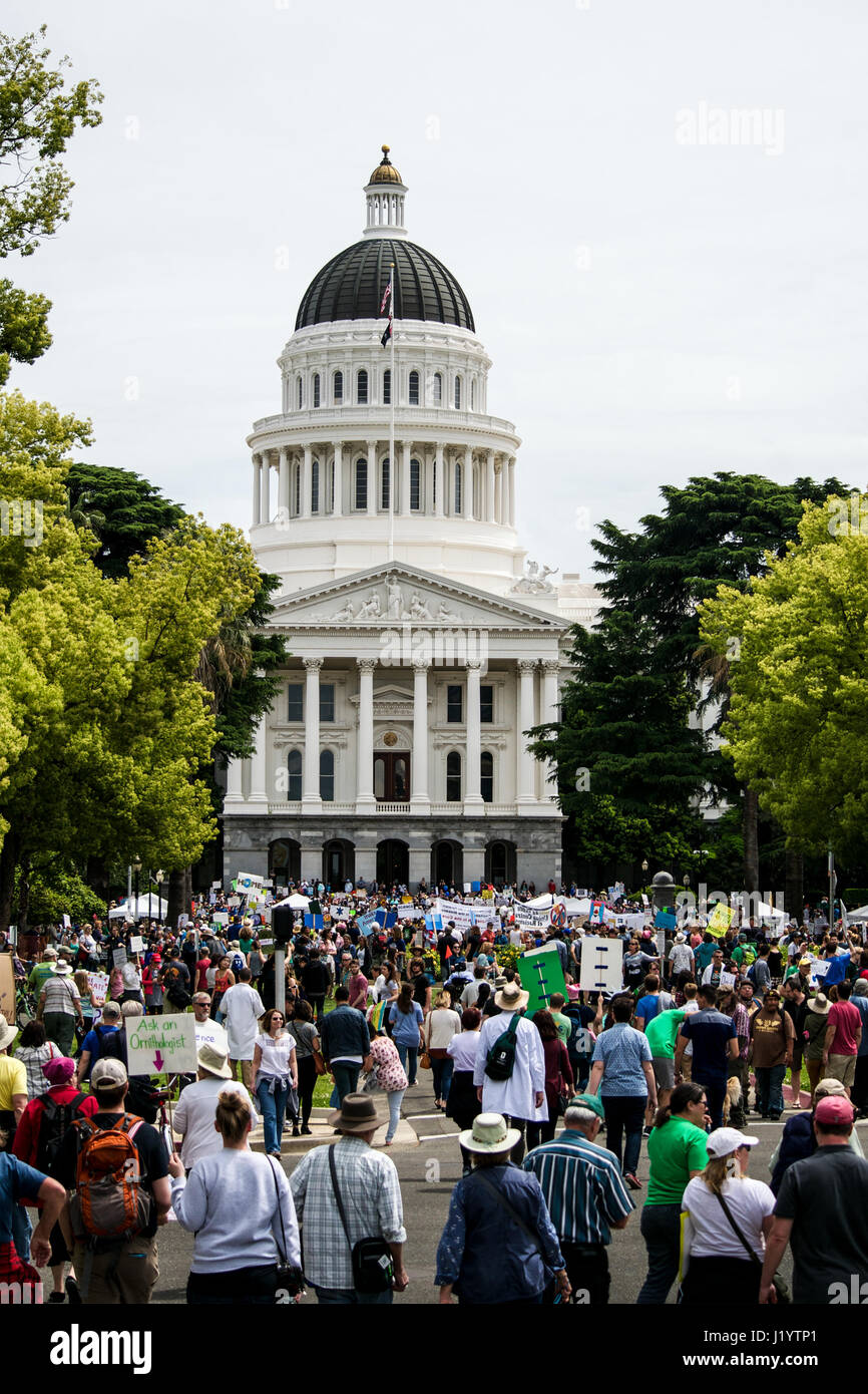 Sacramento, California, USA. 22nd Apr, 2017. People in Sacramento carrying signs and chanting slogans during the March for Science on Earth Day. Science advocates, scientist and community members protest against the current US administration that choses to ignore data and push for policies that are not based on science. Credit:  AlessandraRC/Alamy Live News Stock Photo