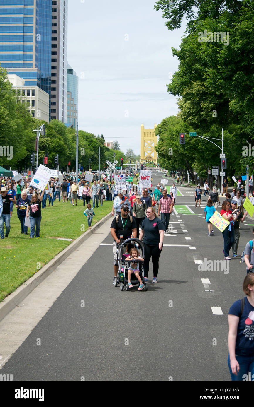 Sacramento, California, USA. 22nd Apr, 2017. People in Sacramento carrying signs and chanting slogans during the March for Science on Earth Day. Science advocates, scientist and community members protest against the current US administration that choses to ignore data and push for policies that are not based on science. Credit:  AlessandraRC/Alamy Live News Stock Photo