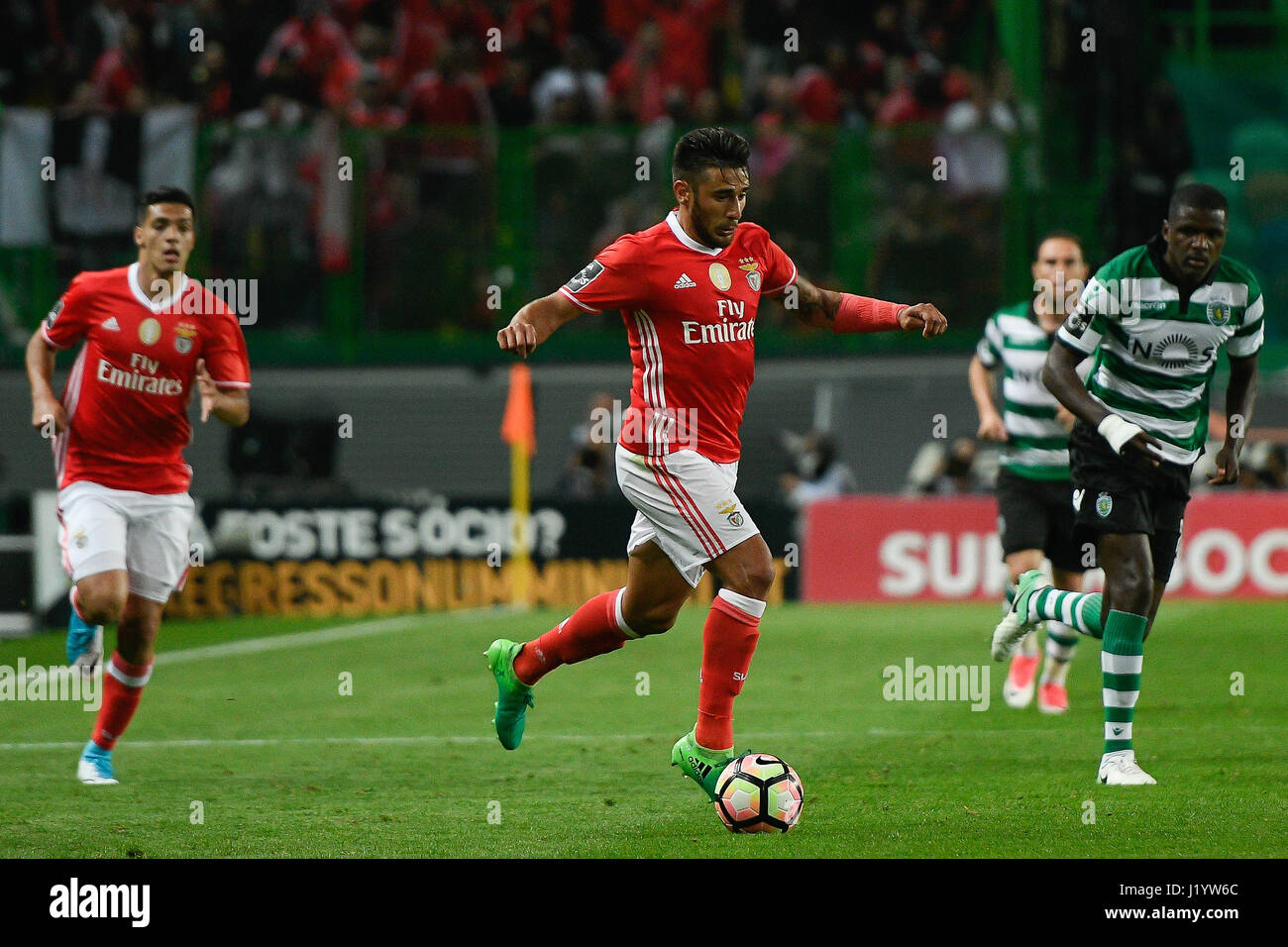Portugal, Lisbon, April 22, 2017 - FOOTBALL: SPORTING CP x SL BENFICA - Eduardo Salvio #18 Benfica midfielder from Argentina in action during Portuguese First League football match between Sporting CP and SL Benfica in Alvalade Stadium on April 22, 2017 in Lisbon, Portugal. Photo: Bruno de Carvalho/Alamy Live News Stock Photo