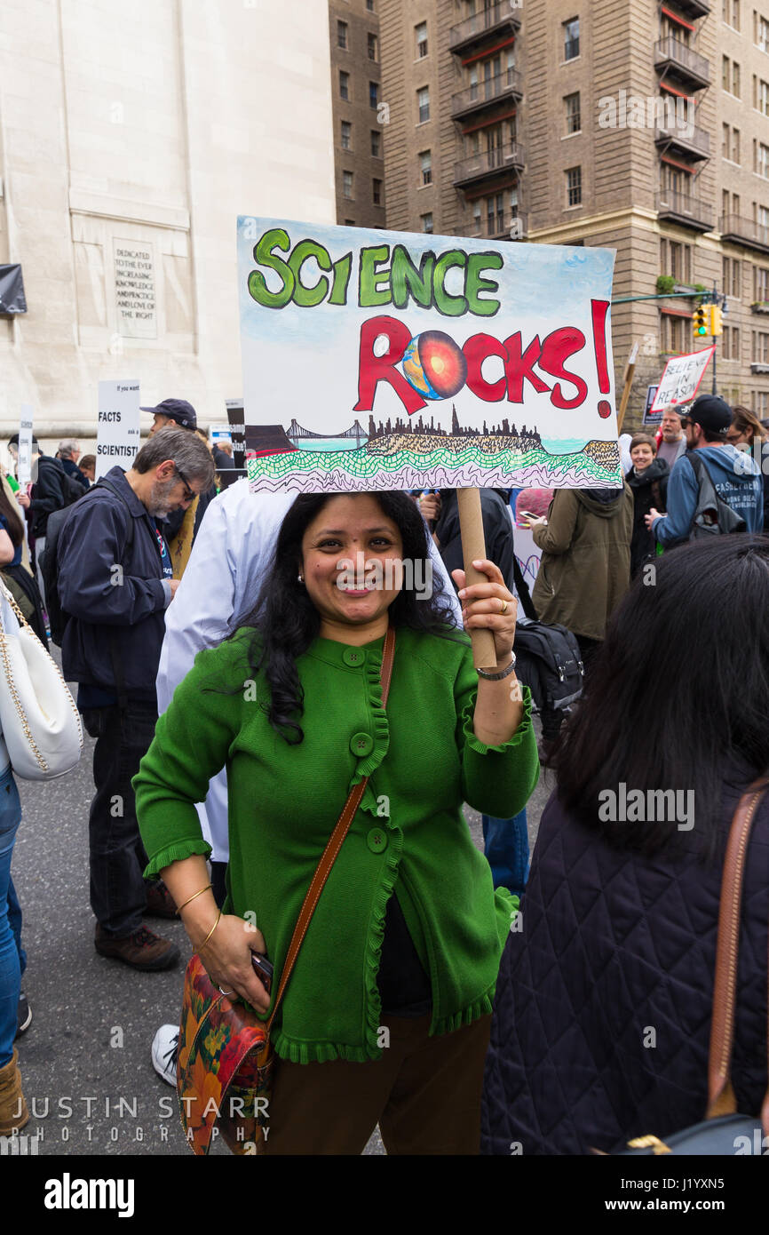 New York, USA. 22nd April, 2017. An unidentified woman holds a sign that reads 'Science Rocks!' during the March For Science on April 22, 2017 in New York. Credit: Justin Starr/Alamy Live News Stock Photo