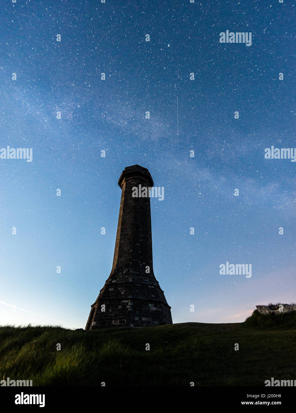 Hardy Monument, near Portesham, Dorset,UK. 23rd April 2017. Spectacular annual Lyrid meteor shower which can have up to 30 to 40er hour at its peak above the historic Hardy Monument. A single vertical metoer can be seen just above the Milky Way. Credit Dan Tucker/Alamy Live News Stock Photo