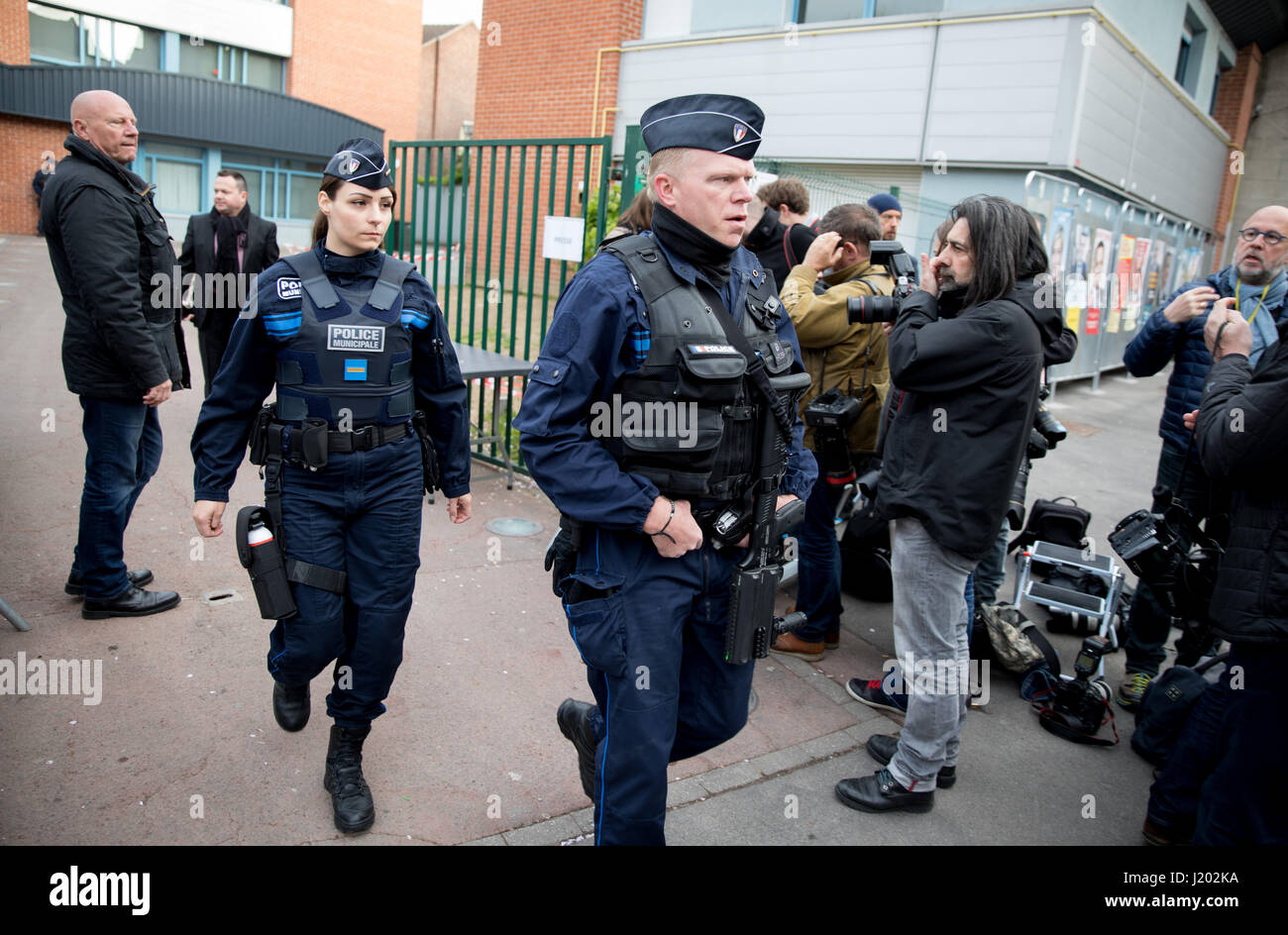 Henin-Beaumont, France. 23rd Apr, 2017. Police officers secure the building  in which presidential candidate Le Pen will cast her vote in  Henin-Beaumont, France, 23 April 2017. A total of eleven candidates  participates