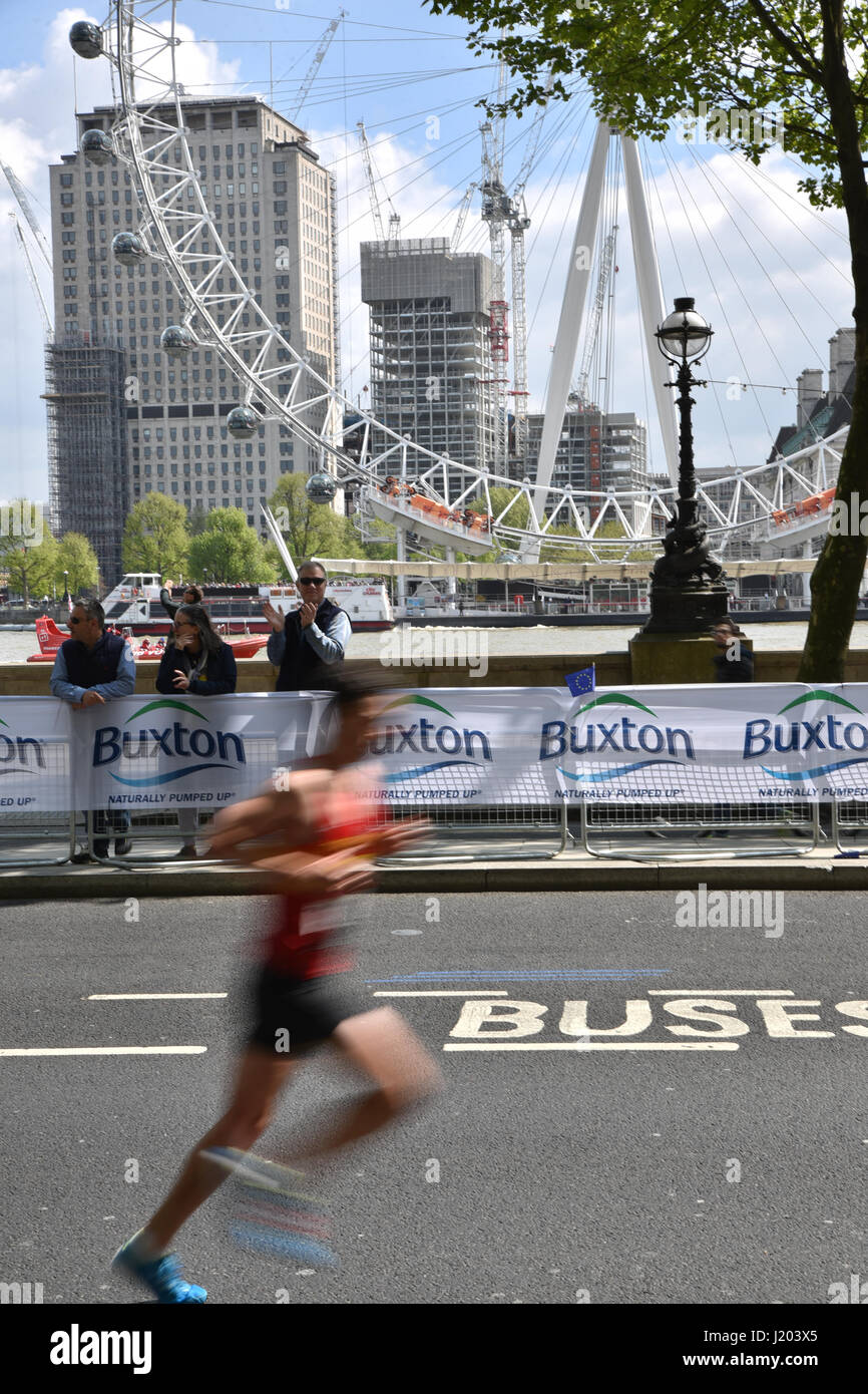London, UK. 23rd Apr, 2017. Runners take part in the 2017 London marathon Credit: Matthew Chattle/Alamy Live News Stock Photo