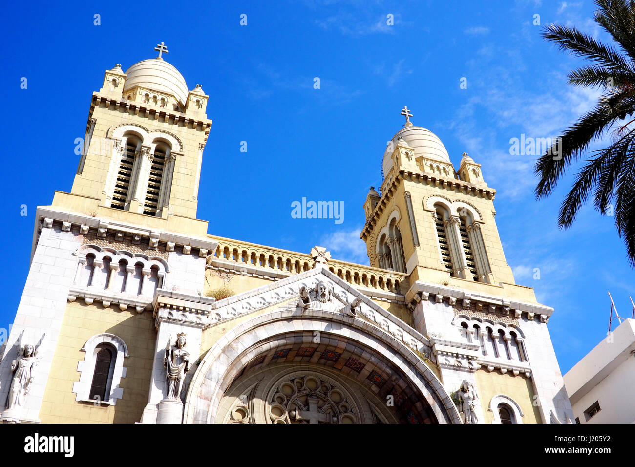 The catholic Cathedral of St Vincent de Paul at the Place de l'Independence in the Ville Nouvelle. Tunisia, Tunis Stock Photo
