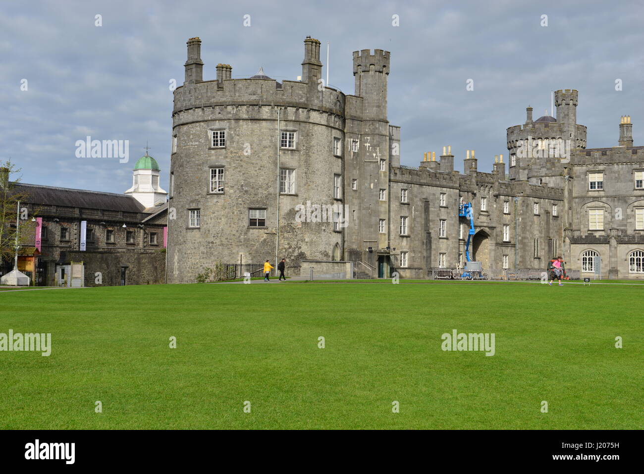 Outside kilkenny castle hi-res stock photography and images - Alamy