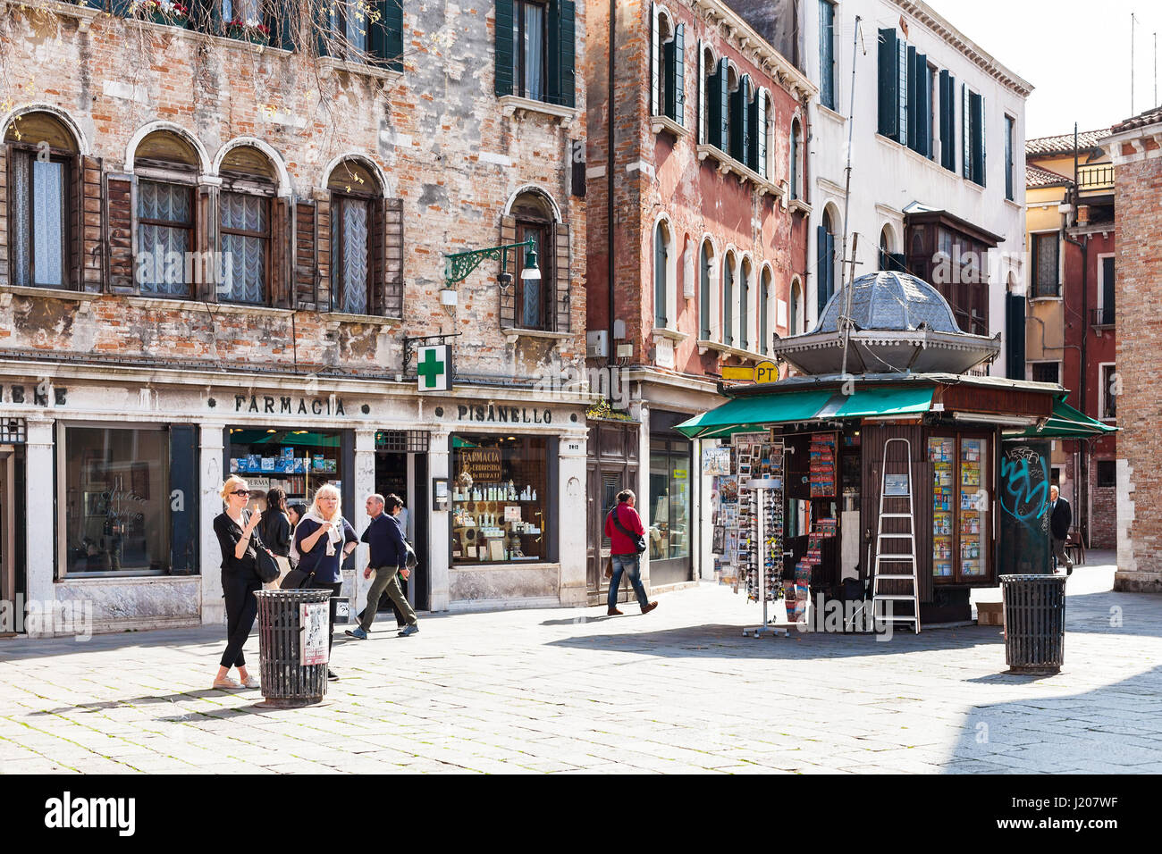 VENICE, ITALY - MARCH 30, 2017: tourists on Campo San Polo in Venice city  in spring. The Campo San Polo is the largest campo in Venice, the second  lar Stock Photo - Alamy