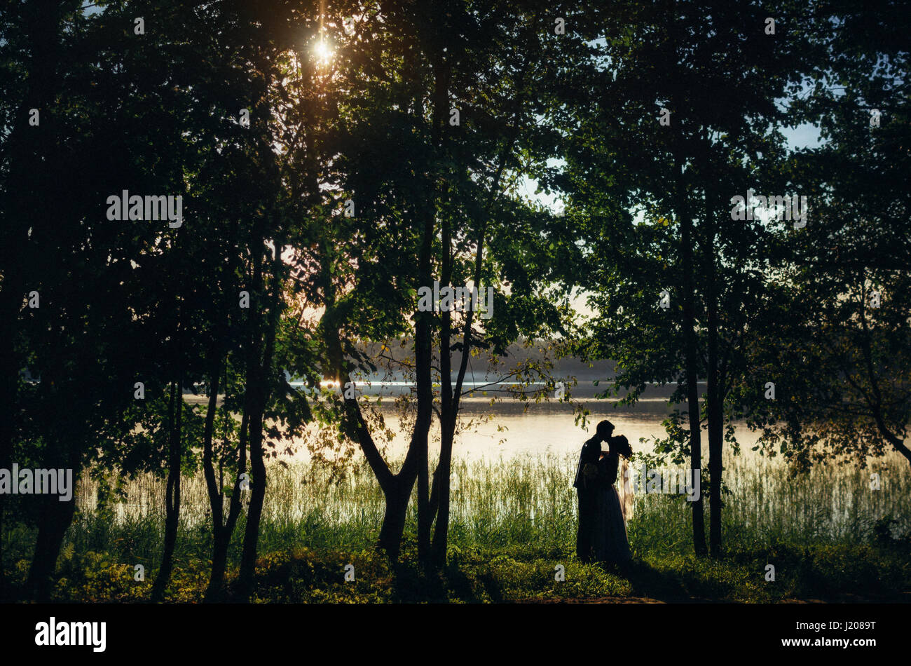Couple kissing silhouette lake hi-res stock photography and images - Alamy
