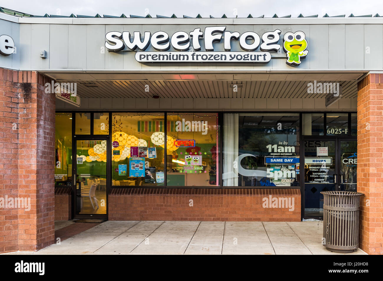 Frozen yogurt shop hires stock photography and images Alamy