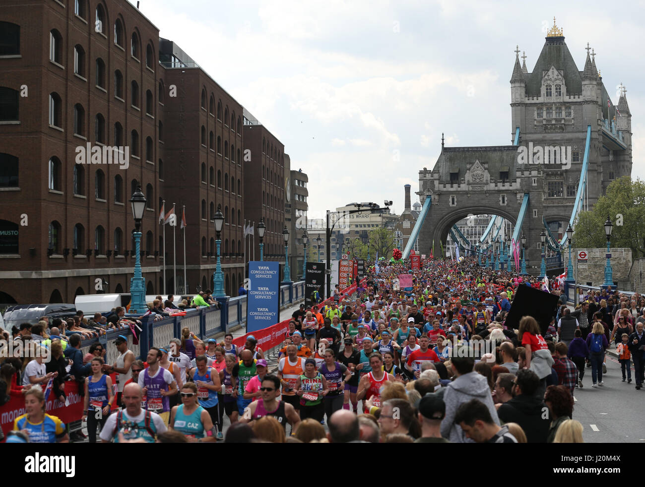 Runners make their way off Tower Bridge during the Virgin Money London Marathon, London. PRESS ASSOCIATION. Picture date: Sunday April 23, 2017. See PA story ATHLETICS Marathon. Photo credit should read: Steven Paston/PA Wire Stock Photo