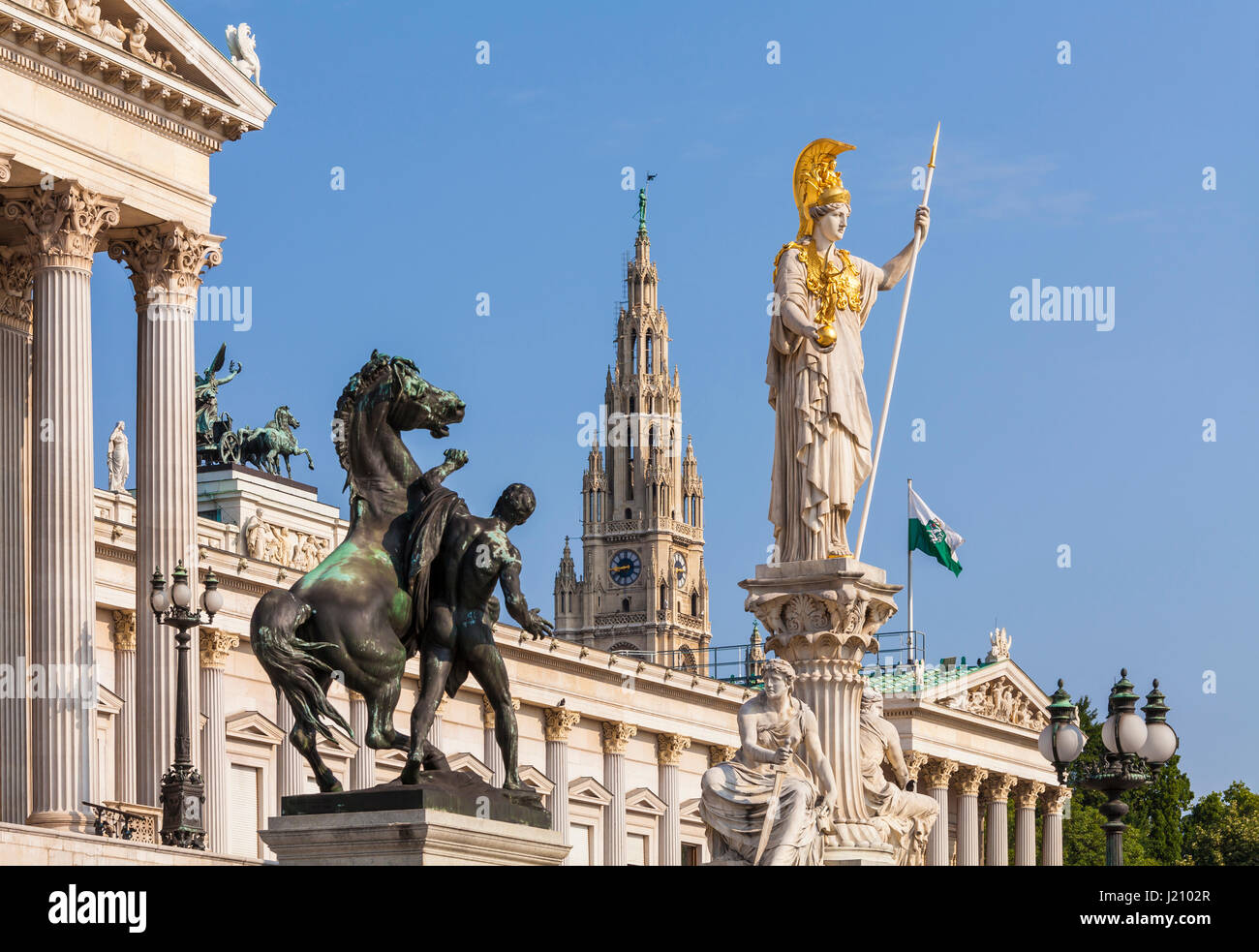 Österreich, Wien, Parlament, National- und Bundesrat, Statue Göttin Pallas Athene, hinten Rathaus Stock Photo