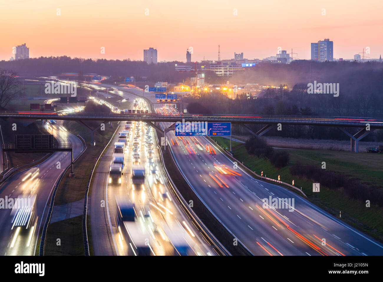 Deutschland, Baden-Württemberg, Autobahn A8 bei Stuttgart, Schnellstraße, Straße, Straßenverkehr, Verkehr, Autos Stock Photo