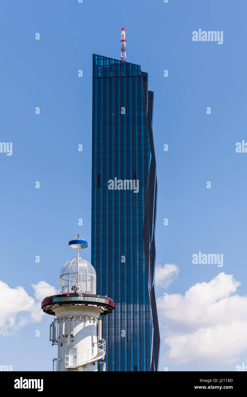 Österreich, Wien, Donauinsel, Leuchtturm, Blick zum Stadtteil Donau City mit dem Hochhaus DC Tower 1 Stock Photo