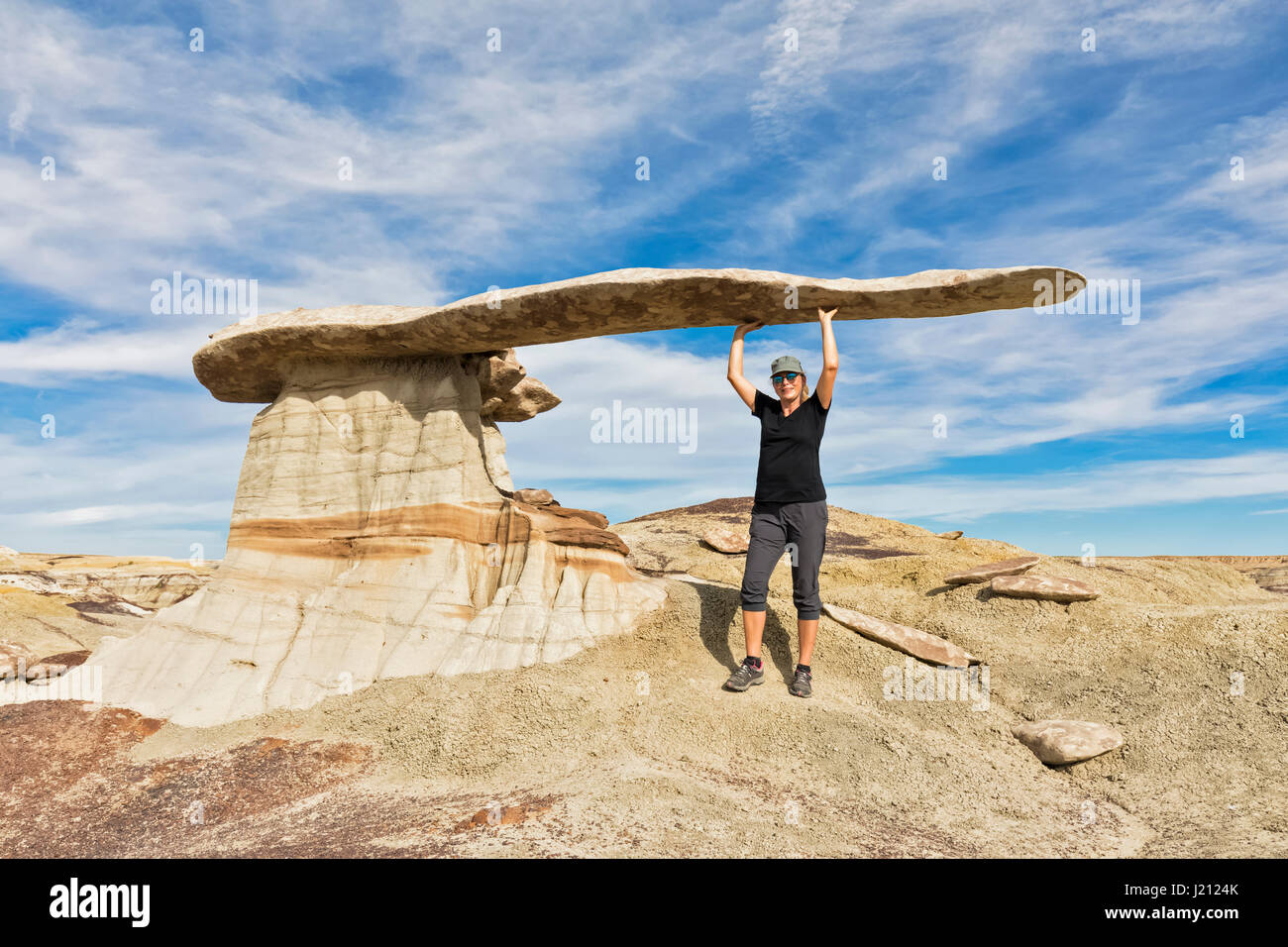 USA, New Mexico, Ah-shi-sle-pah Wash, tourist at King of Wings rock formation Stock Photo