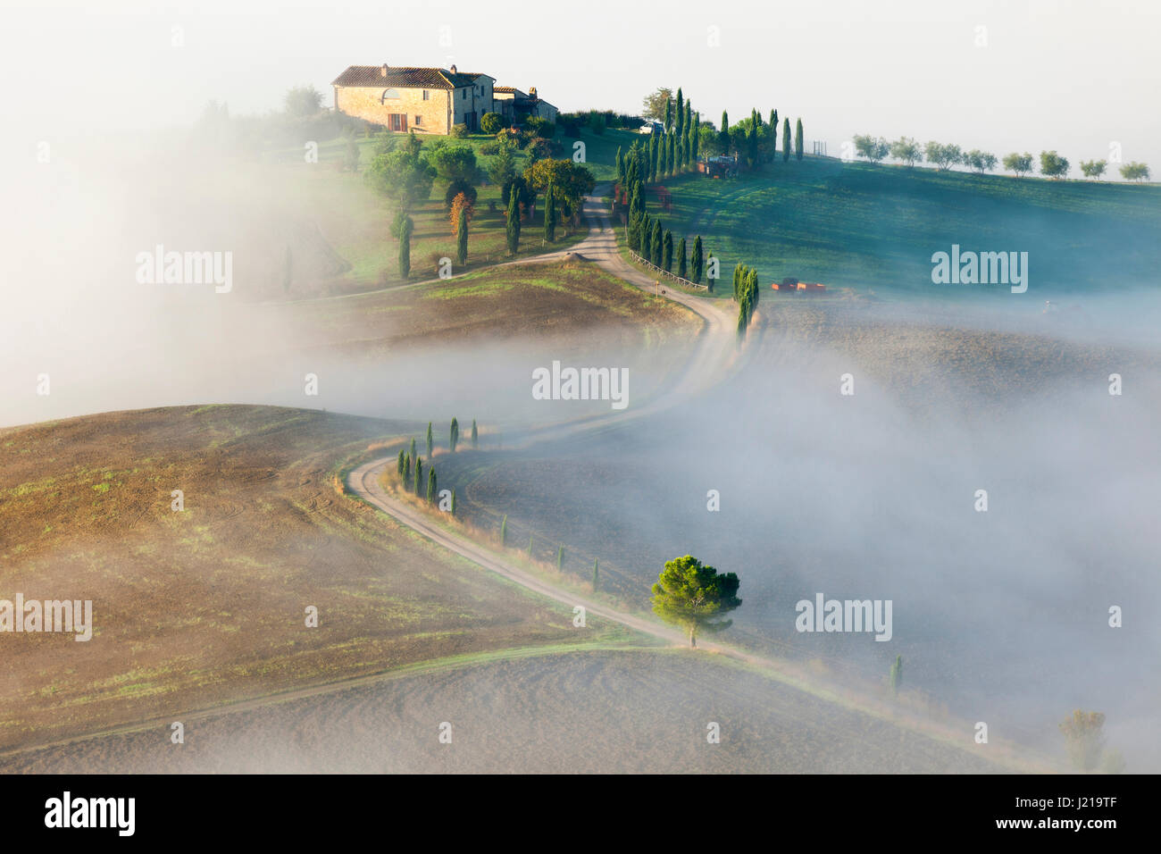 Tuscan landscape with farmhouse Stock Photo - Alamy
