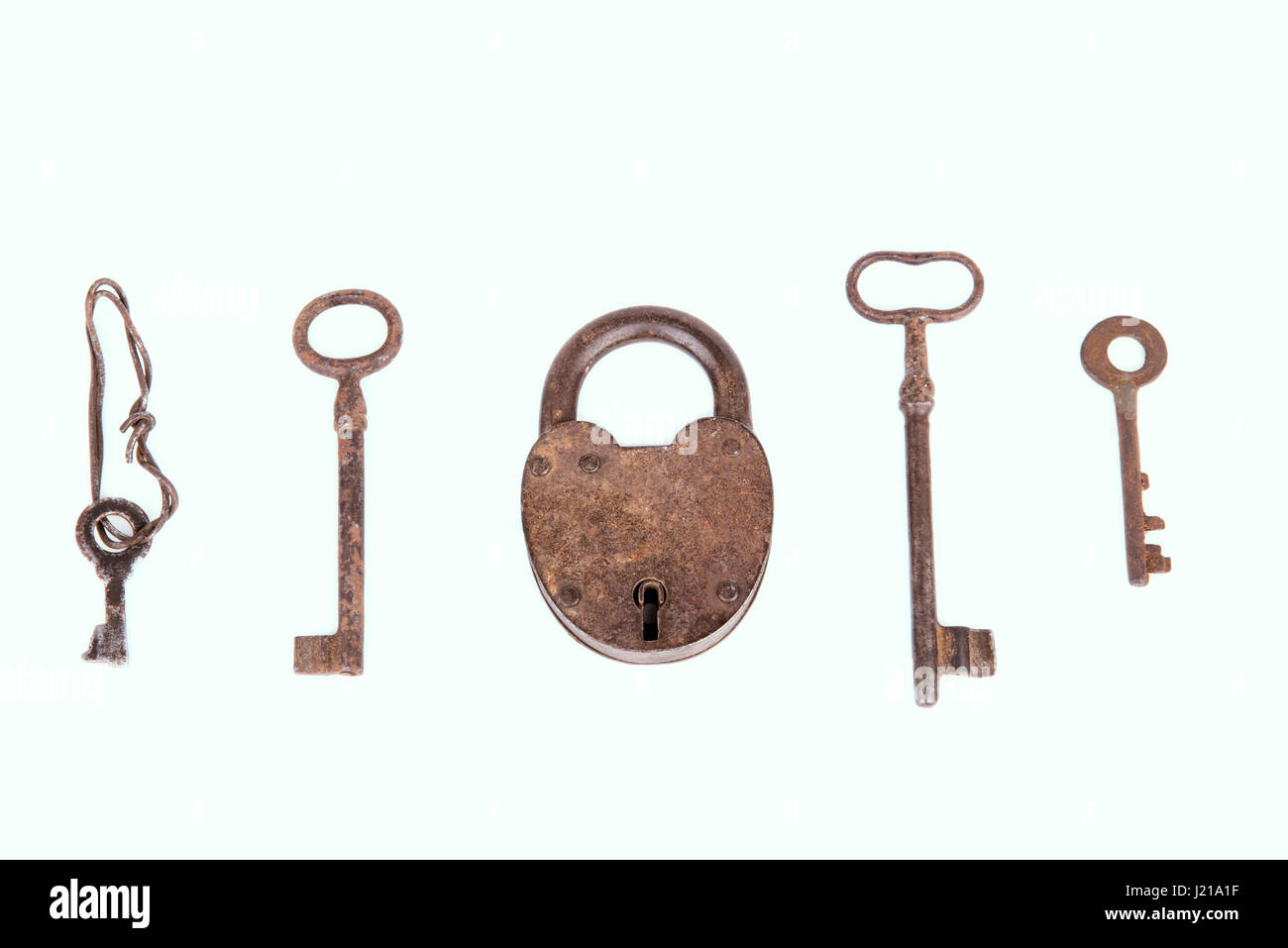 Чугунный замок старинный. A rusty padlock key для чего. Ключ a rusty padlock key. A rusty padlock key для чего. Rusty padlock key.