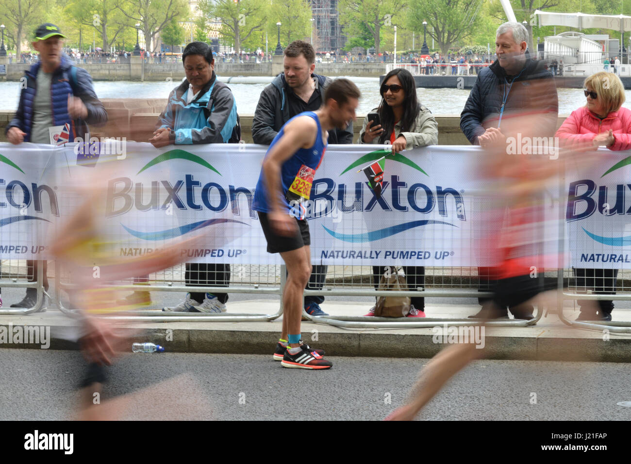 London, UK. 23rd Apr, 2017. Runners take part in the 2017 London marathon Credit: Matthew Chattle/Alamy Live News Stock Photo