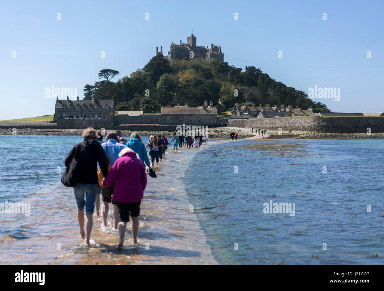 St Michael's Mount, Cornwall, UK. 23rd April, 2017. Beautiful sunny St  George's Day in St Michael's Mount, Cornwall to mark the end of Easter  Holidays in the UK. As the tide comes