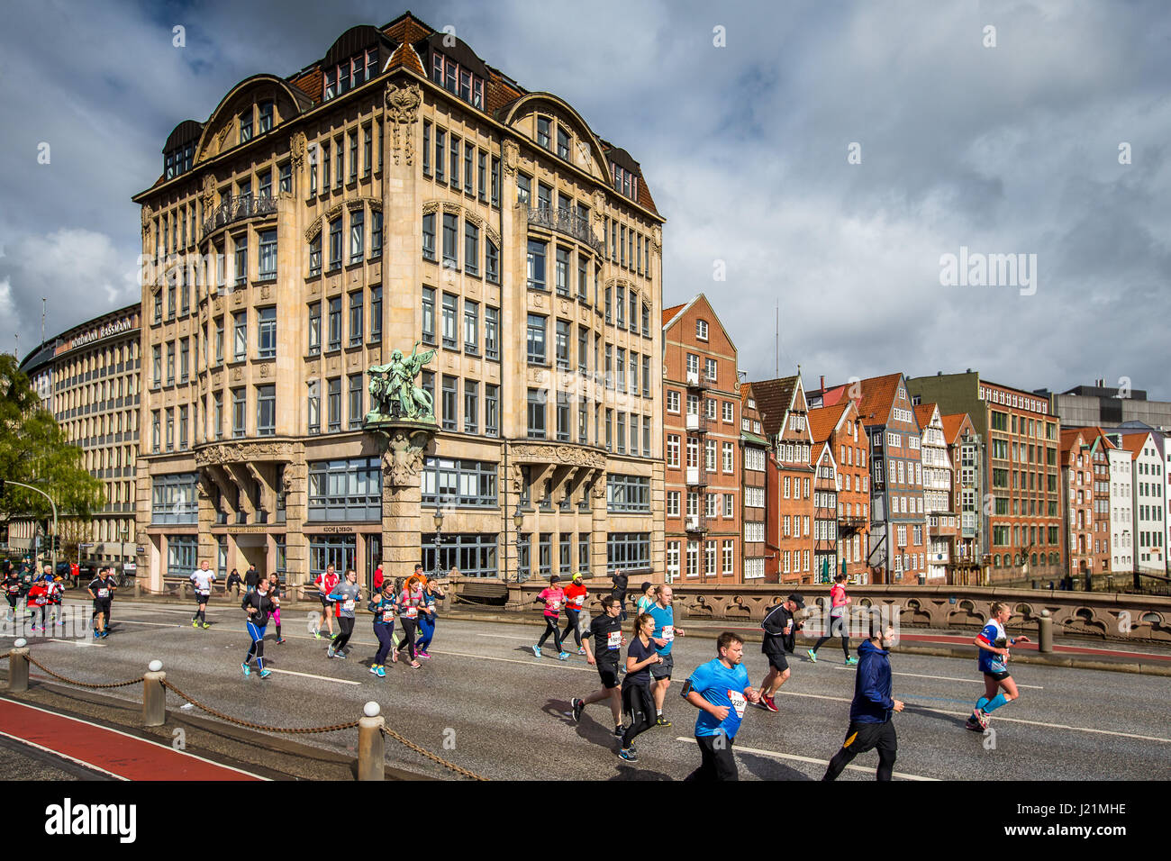 Hamburg, Germany. 23rd Apr, 2017. Haspa Marathon Hamburg 2017, Deichstrasse, | usage worldwide Credit: dpa/Alamy Live News Stock Photo