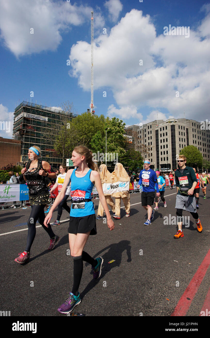 London, UK. 23rd April, 2017. Runners in the London Marathon on April, 23, 2017. The London Marathon is next to New York, Berlin, Chicago and Boston to the World Marathon Majors. Credit: SUNG KUK KIM/Alamy Live News Stock Photo