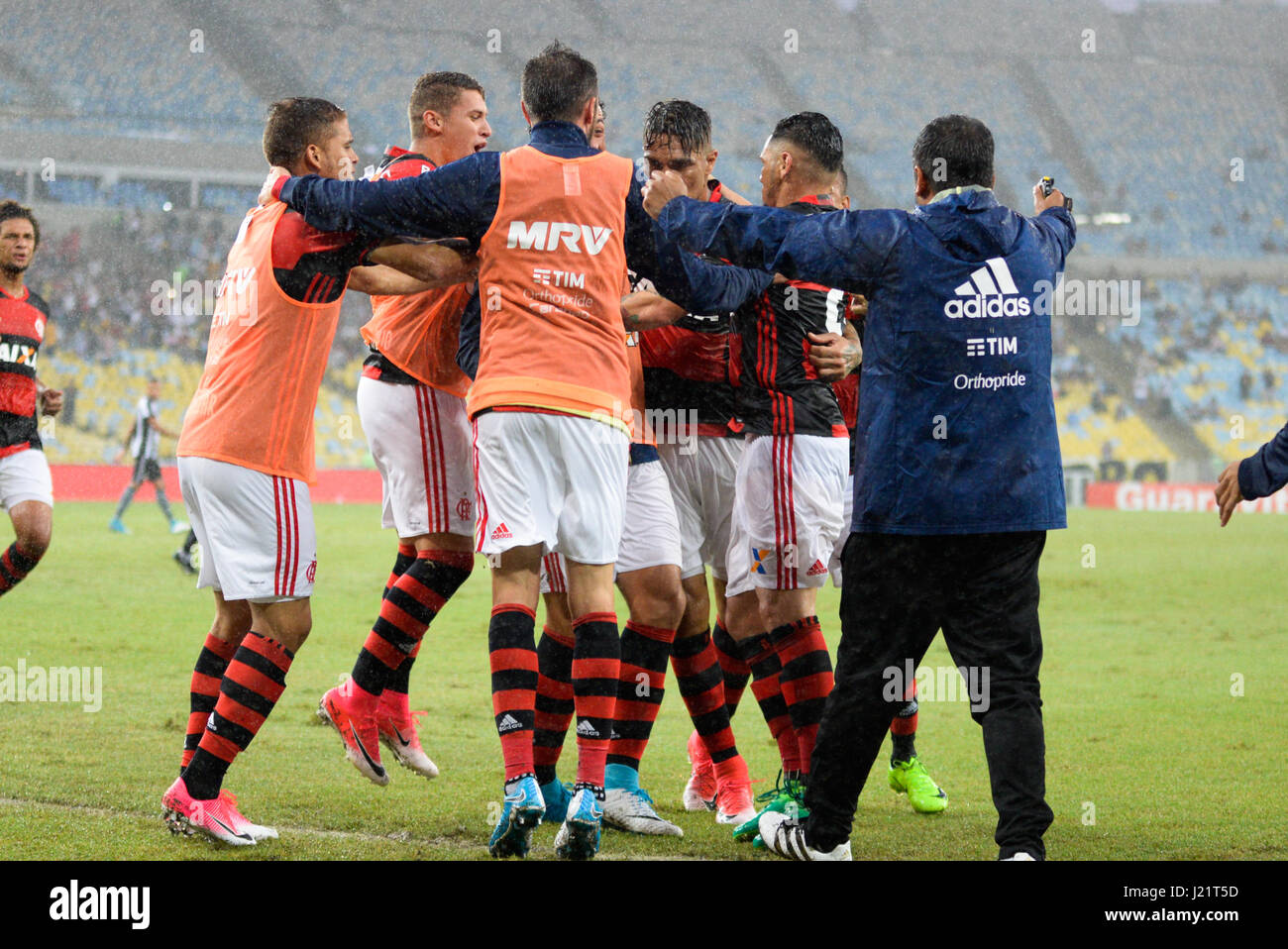 RIO DE JANEIRO, RJ, 23.04.2017 - FLAMENGO-BOTAFOGO -Jogadores do Flamengo comemoram gol durnte partida contra o Botafogo em jogo válido pela semi-final do Campeonato Carioca no estádio do Maracanã no Rio de Janeiro,  neste domingo, 23. (PHOTO: CLEVER FELIX/BRAZIL PHOTO PRESS) Stock Photo