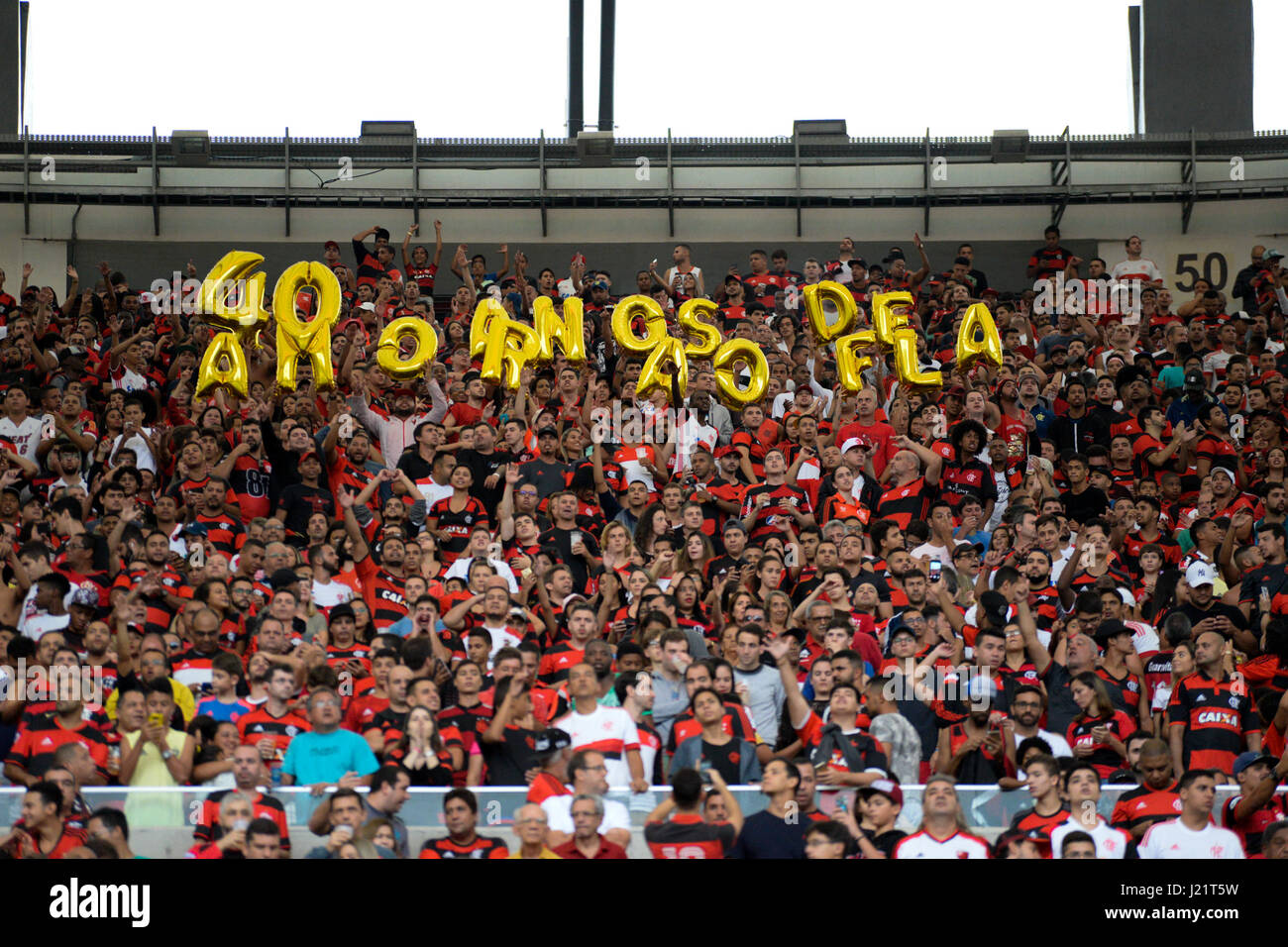 RIO DE JANEIRO, RJ, 23.04.2017 - FLAMENGO-BOTAFOGO - Torcida do Flamengo durante partida contra o Botafogo em jogo válido pela semi-final do Campeonato Carioca no estádio do Maracanã no Rio de Janeiro,  neste domingo, 23.(PHOTO: CLEVER FELIX/BRAZIL PHOTO PRESS) Stock Photo