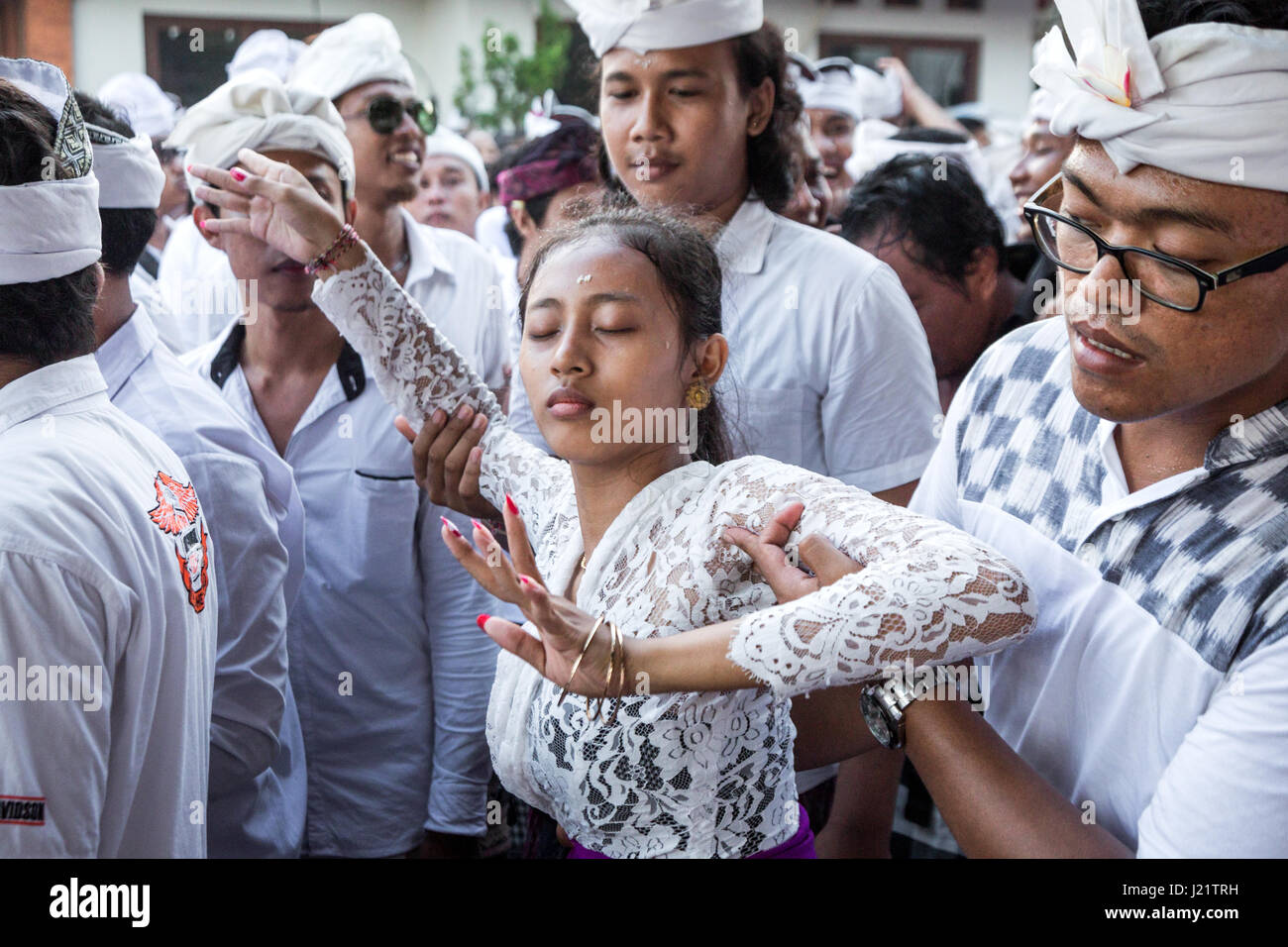 Kesiman, Denpasar, Bali, Indonesia. 23rd Apr, 2017. Balinese woman in a trance during the self stabbing ritual (Sakral) at the Pengerebongan Ceremony. This ritual takes place every 210 days on the Balinese Hindu Saka calendar which entails prayers and offerings at the Temple, a parade of mythological characters and men and women in trance with some men attempting to pierce their skin with a traditional Keris (knife), fortunately nobody gets hurt at this incredible Balinese Ceremony at Pura Petilan Temple, Denpasar, Indonesia. Credit: Antony Ratcliffe/Alamy Live News. Stock Photo