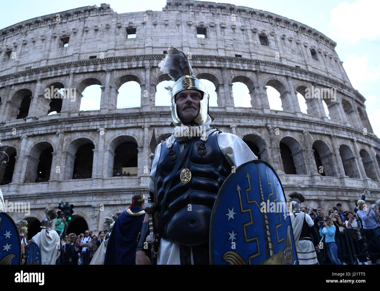 (170424) -- ROME, April 24, 2017 (Xinhua) -- Performers take part in a parade in Rome, capital of Italy, April 23, 2016. The city of Rome turned 2770 Friday after its legendary foundation by Romulus in 753 BC. People celebrate the Birth of Rome with parades in costume, re-enacting the deeds of the great ancient Roman Empire, along the ancient Roman ruins of the Colosseum, Circus Maximus, Roman Forum and Venice Square. (Xinhua/Alberto Lingria) (zy) Stock Photo