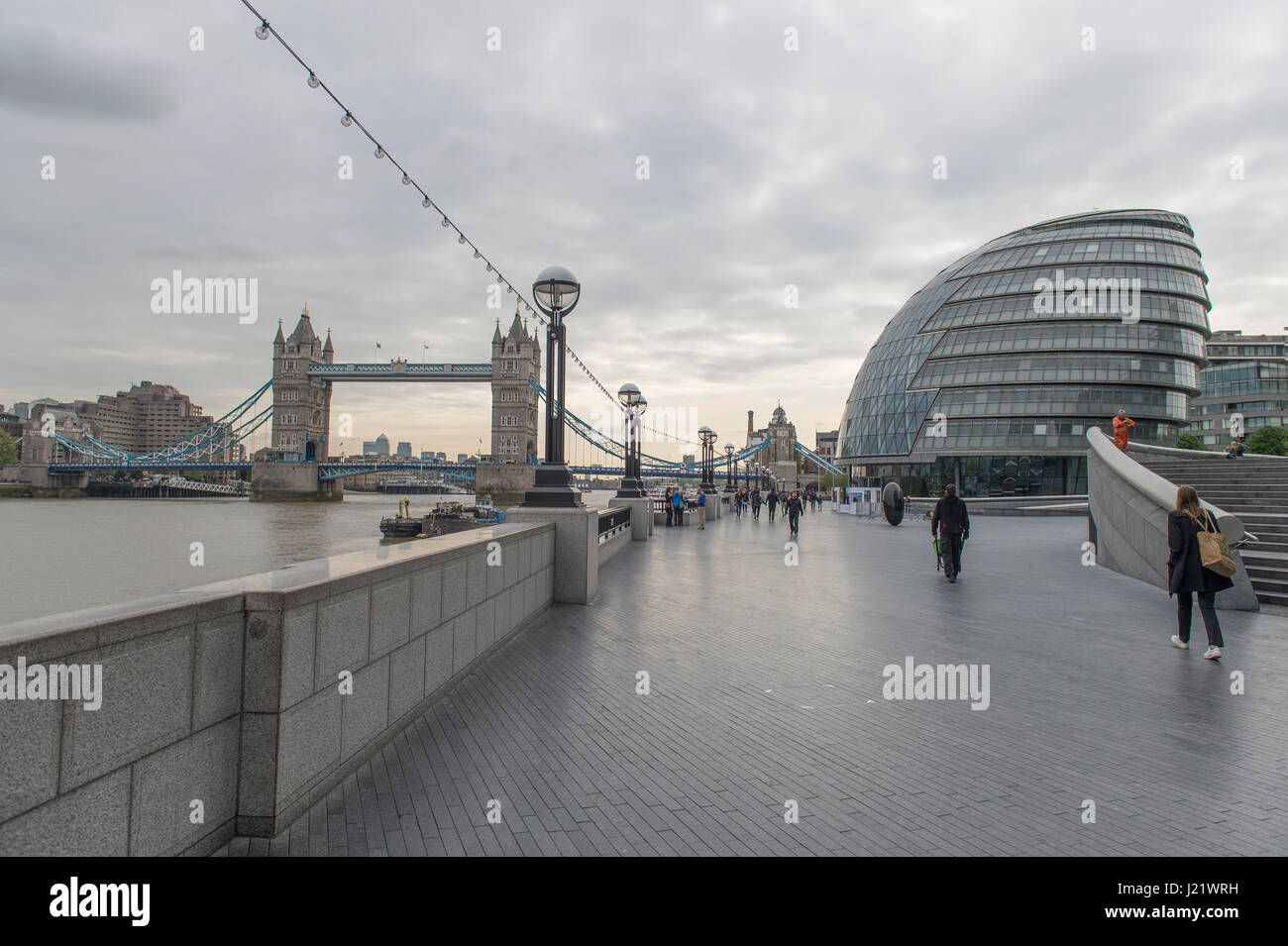 London Uk 24th April 2017 Cold And Grey Weather Over London Following A Day Of Sun For The London Marathon Credit Malcolm Park Alamy Live News London Uk 24th April 2017 Cold And Grey Weather Over London Following A Day Of Sun For The London Marathon Credit Malcolm Park Alamy Live News