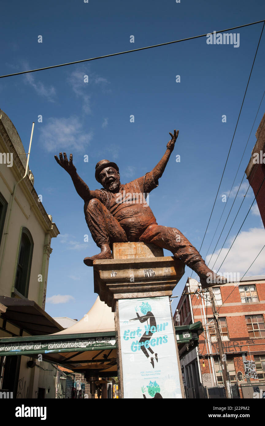 Adrian Rawlins, Mr Poetry statue by Peter Corlett, Brunswick Street, Fitzroy, Melbourne, Victoria, Australia Stock Photo