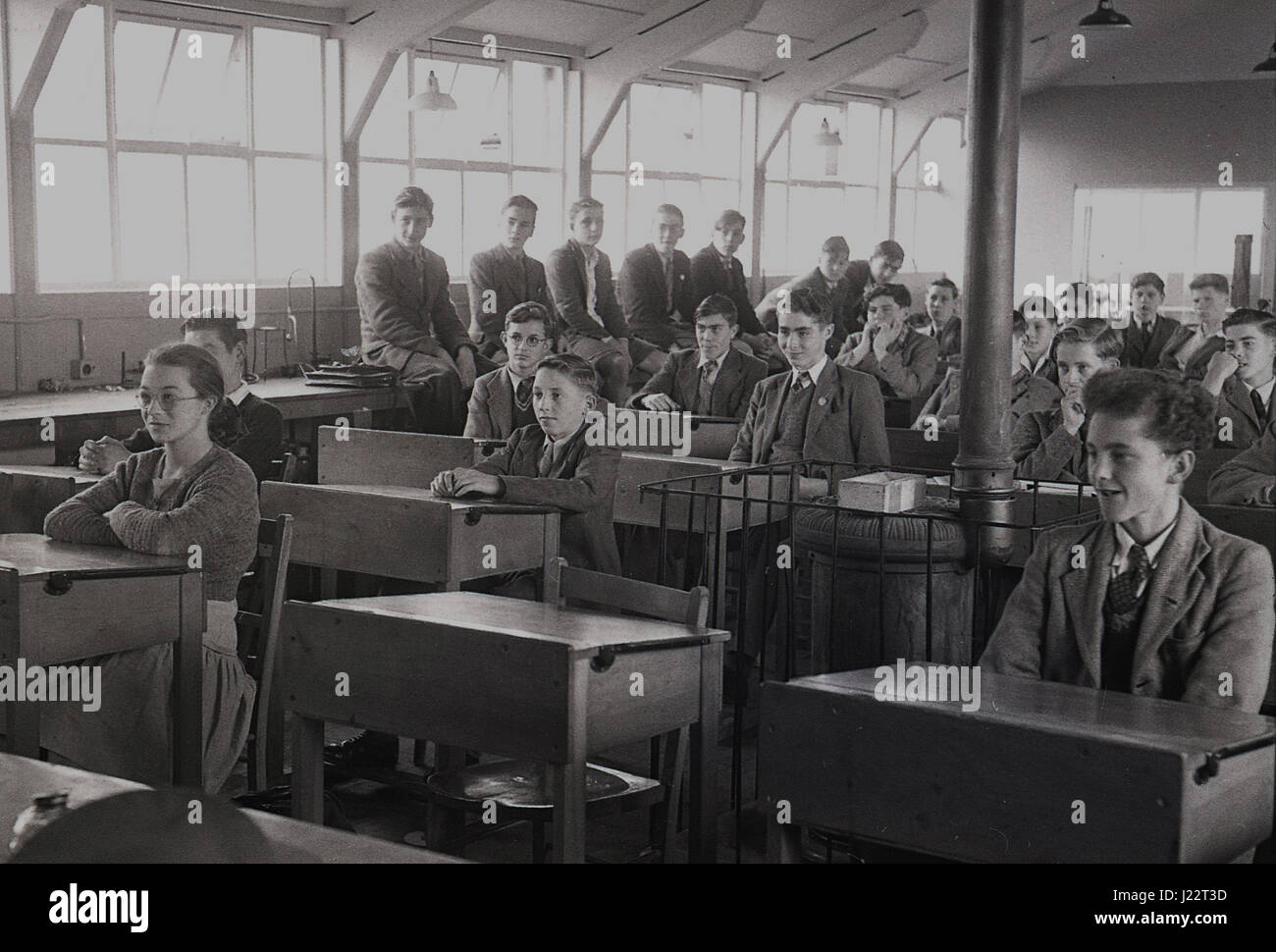 1950s Classroom Hi Res Stock Photography And Images Alamy   1950s Group Of School Students At Desks In A Classroom With A Large J22T3D 