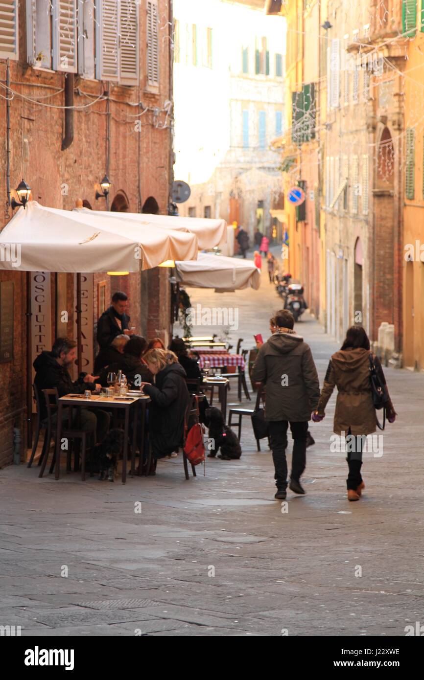 Italian street scenes hi-res stock photography and images - Alamy