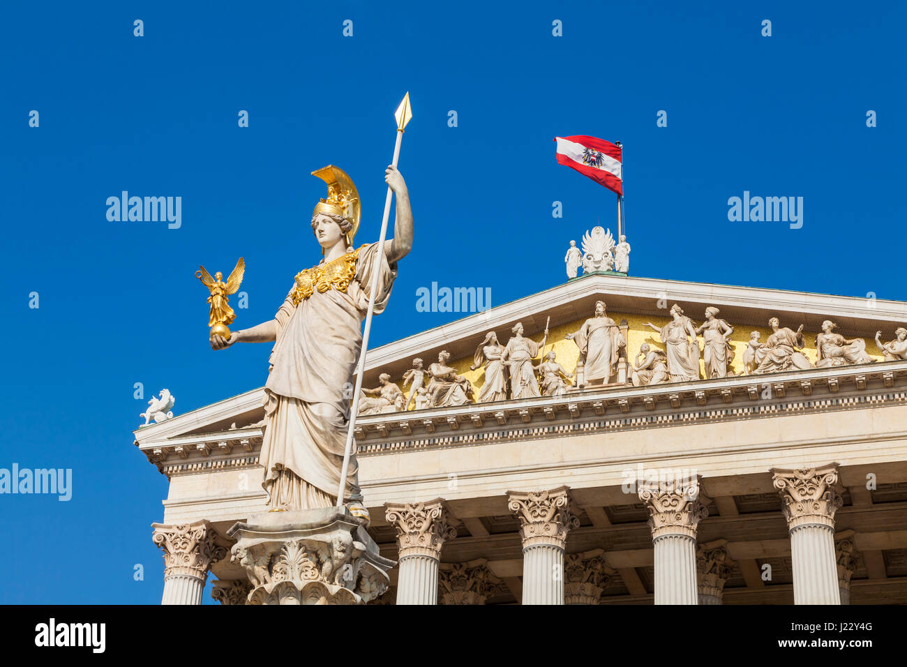 Österreich, Wien, Parlament, National- und Bundesrat, Statue Göttin Pallas Athene, österreichische Flagge Stock Photo