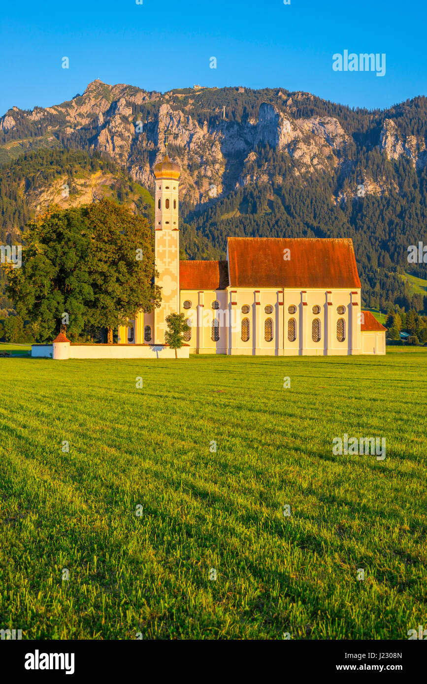Barocke Kirche St. Coloman, dahinter Schloss Neuschwanstein und der Berg Saeuling, 2047m, Schwangau, Ostallgaeu, Allgaeu, Schwaben, Bayern, Deutschlan Stock Photo