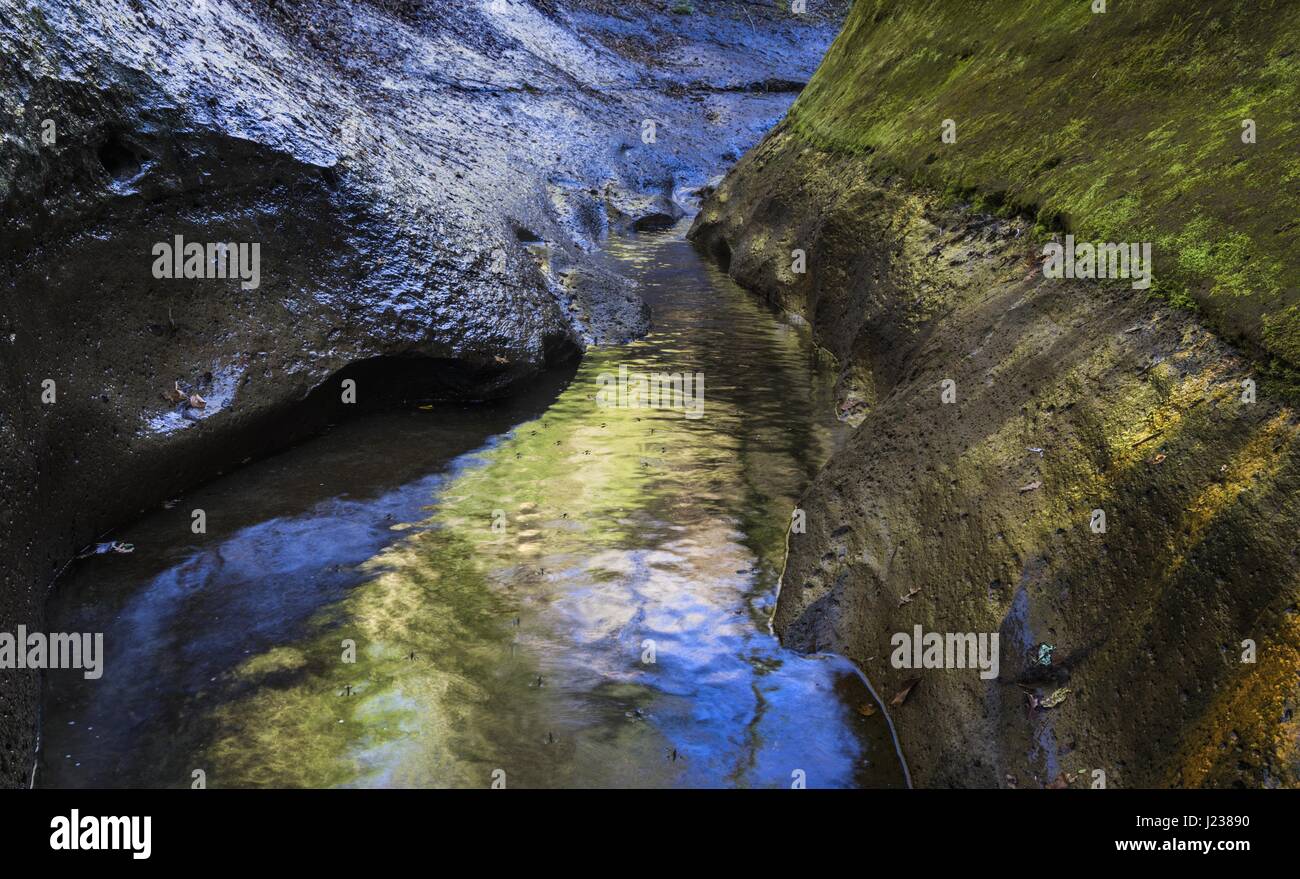 Small and narrow canyon carved into the tuff by the torrent in Sorano (Tuscany, Italy, Europe) Stock Photo