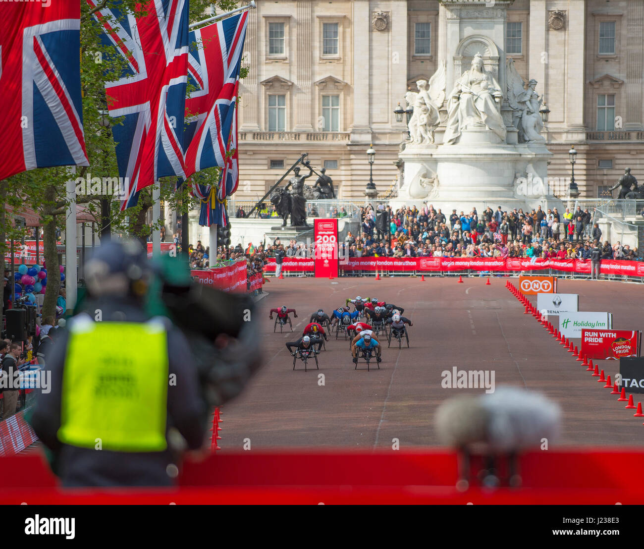 David Weir (GB & NI) in the finishing straight, 2017 Virgin Money London Marathon. Credit: Malcolm Park/Alamy. Stock Photo