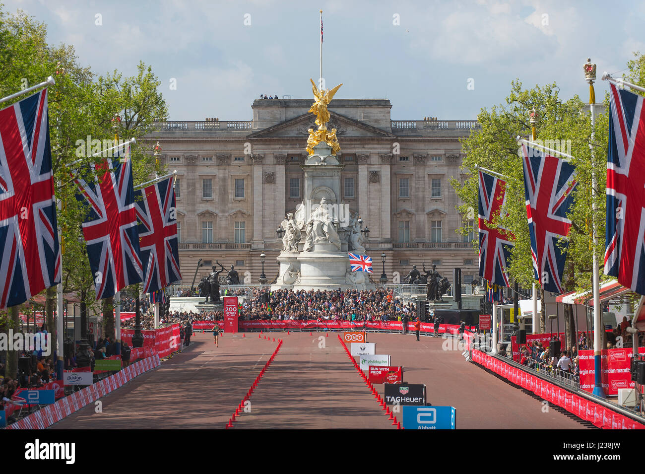 Buckingham Palace from the finish line of the 2017 Virgin Money London Marathon in The Mall. Credit: Malcolm Park/Alamy Stock Photo