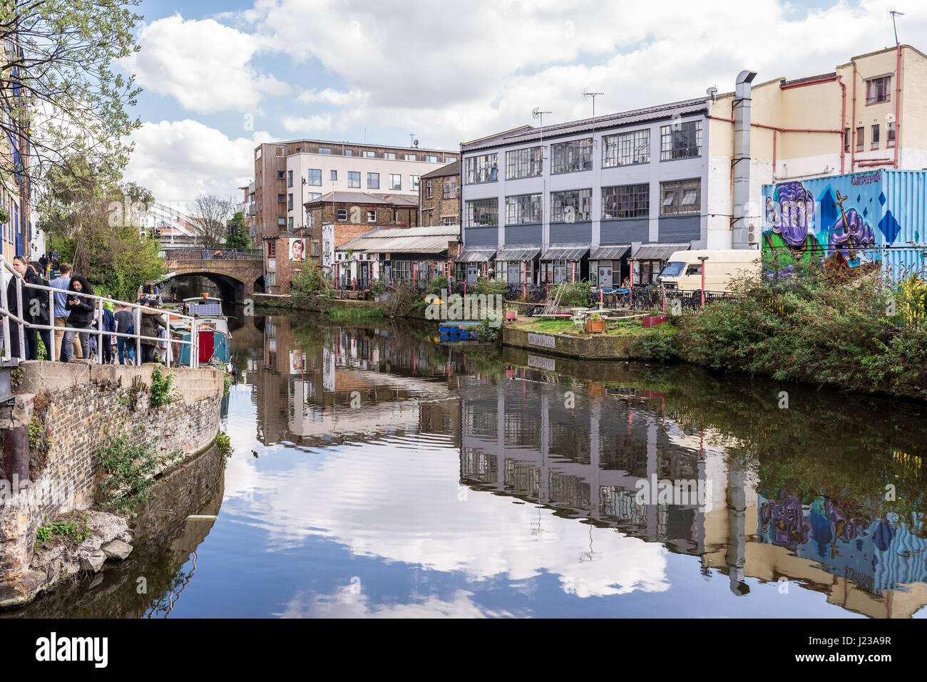 A stretch of the Regent's Canal in Haggerston, Hackney, East London. Known as the Haggerston Riviera and lined with cafes and arts venues it is a popu Stock Photo