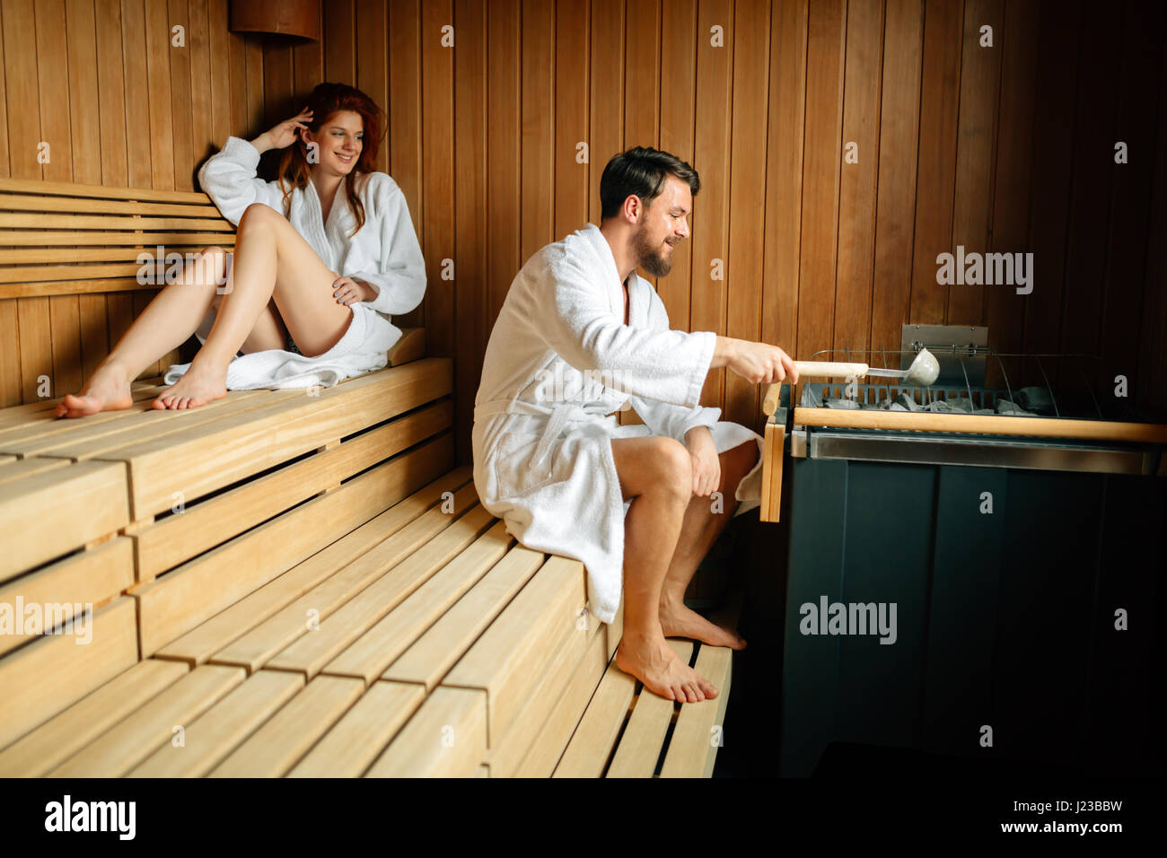 Vervelend Kritiek Om toevlucht te zoeken Couple enjoying finnish sauna during their spa weekend Stock Photo - Alamy