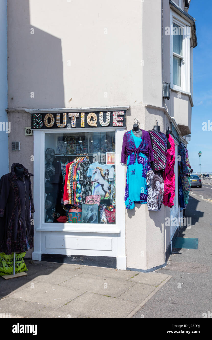 À la mode Casual coton couleur coloré fille enfant cintre boutique marché.  Collection printemps été dans la boutique showroom Photo Stock - Alamy