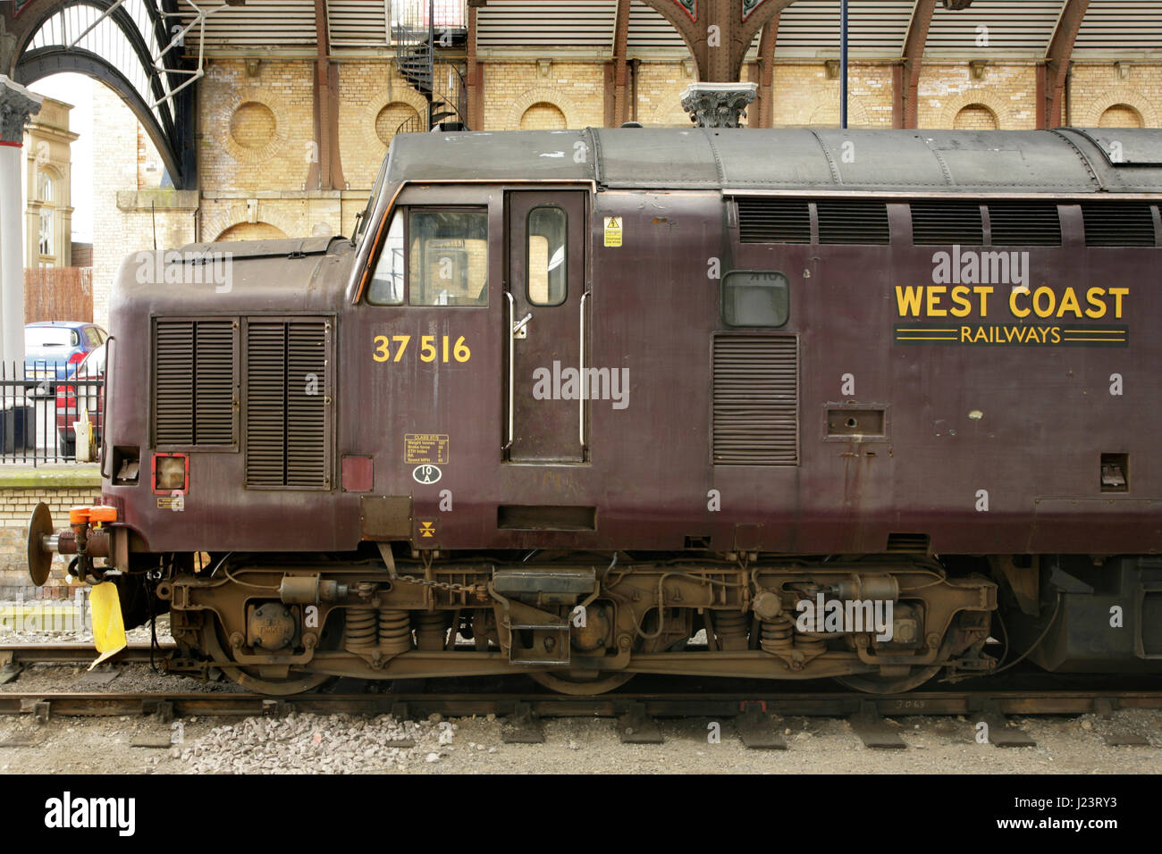 West Coast Railways Class 37 locomotive no. 37516 at York station, UK Stock Photo
