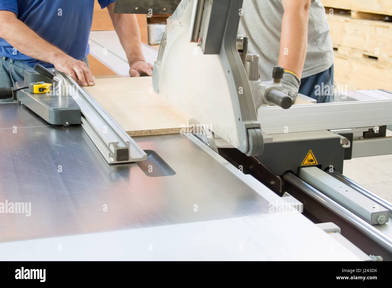 Распил кромление. Работа распиловщик вакансии. Работа распиловщик вакансии. Распиловочный цех. Работа распиловщик вакансии.