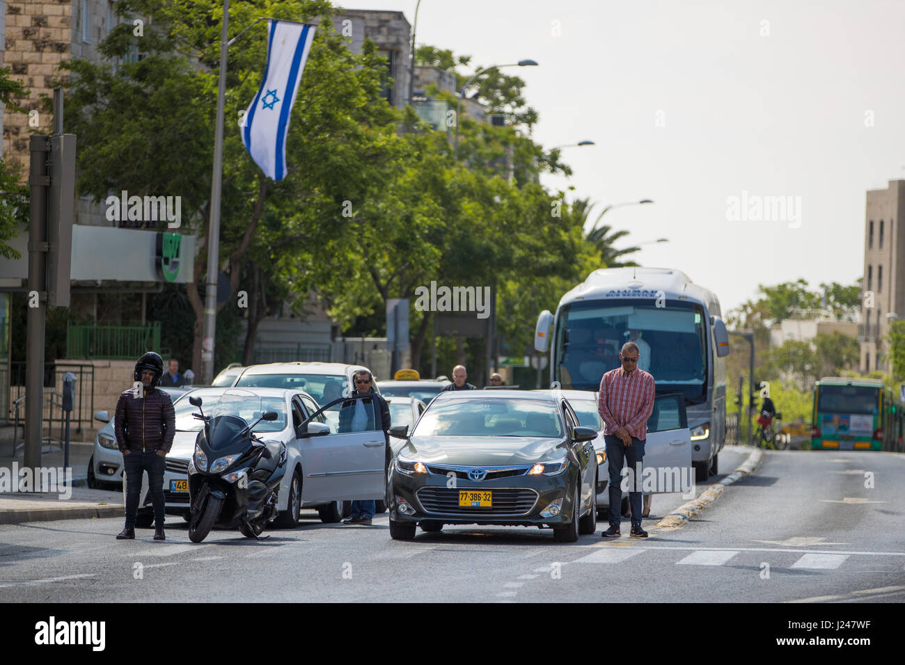 Jerusalem. 24th Apr, 2017. People stand still during the sound of siren to commemorate Holocaust victims during the annual Holocaust Remembrance Day in Jerusalem, April 24, 2017. Credit: Guo Yu/Xinhua/Alamy Live News Stock Photo