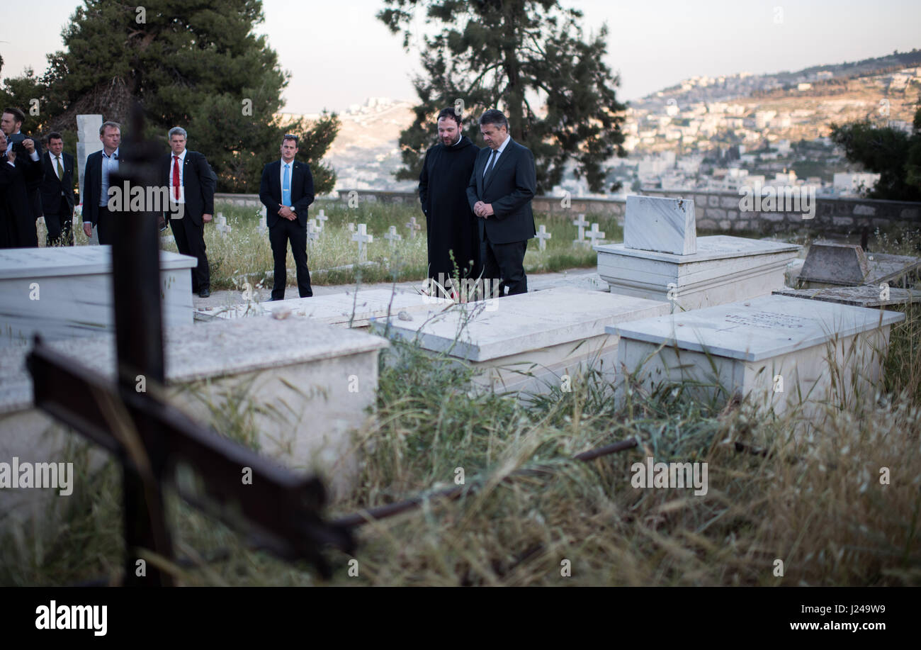 Jerusalem, Israel. 24th Apr, 2017. dpatop - German foreign minister Sigmar Gabriel (SPD) at the grave of Oskar Schindler (1908-1974) in Jerusalem, Israel, 24 April 2017. Gabriel is currently conducting a short visit to the Middle East. He will visit Israel, Jordan and the autonomous Palestinian territories today and tomorrow. Photo: Bernd von Jutrczenka/dpa/Alamy Live News Stock Photo