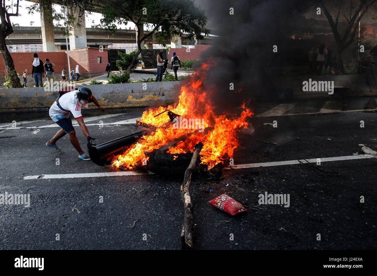 Caracas, Venezuela. 24th Apr, 2017. Demonstrators put a barricade during a protest in Caracas, Venezuela, on April 24, 2017. Venezuelan Foreign Minister Delcy Rodriguez on Saturday called for "true and accessible" global media coverage of the recent situation in the country. Since April 1, Venezuela has seen intense protests by both government and opposition supporters in Caracas and across the country, which have claimed at least 15 lives. Credit: Boris Vergara/Xinhua/Alamy Live News Stock Photo