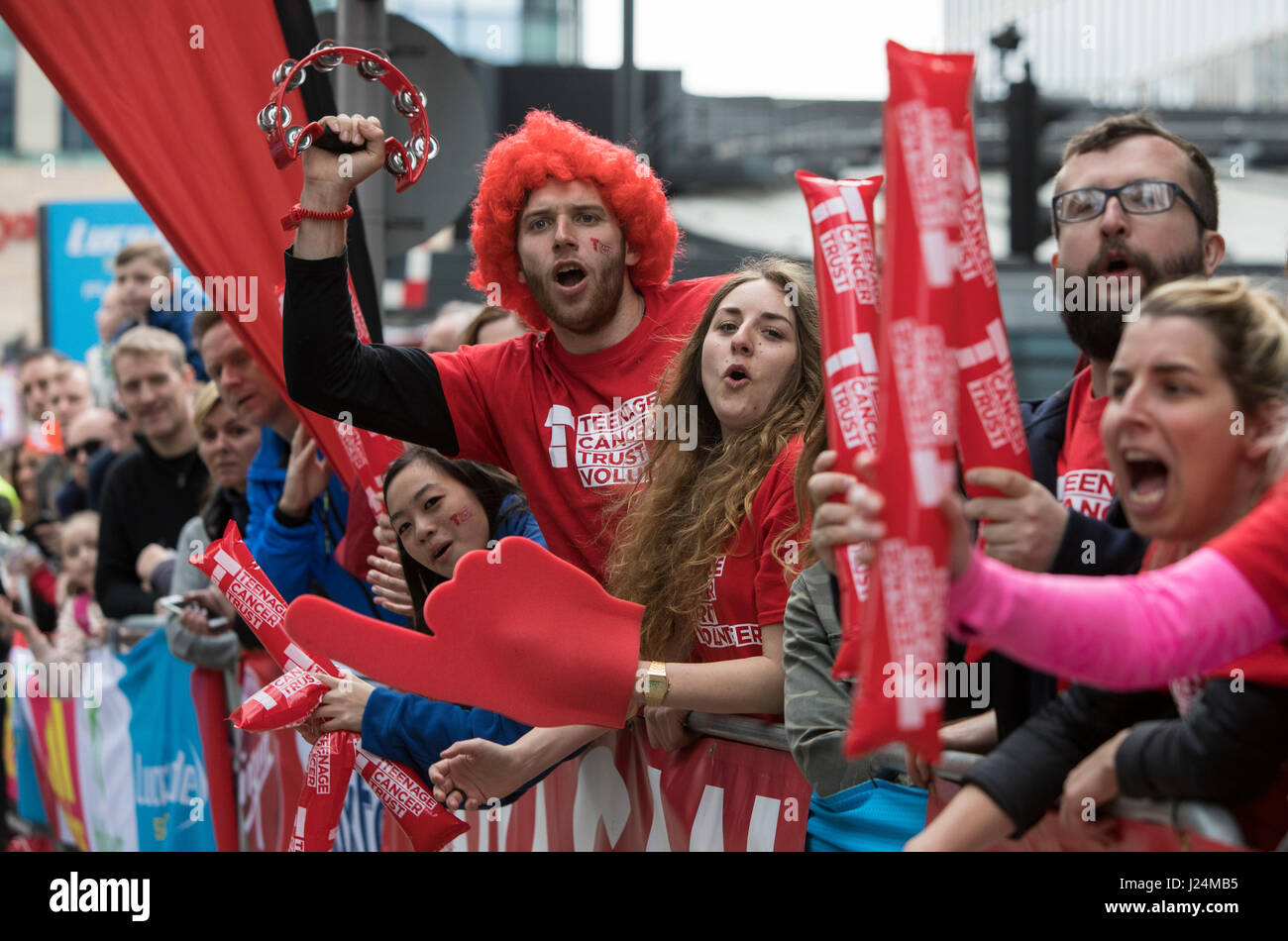 LONDON - April 23: Virgin Money London Marathon. Charity supporters show their excitement as runners pass through Canary Wharf. Photo: © 2017 David Levenson/ Alamy Stock Photo