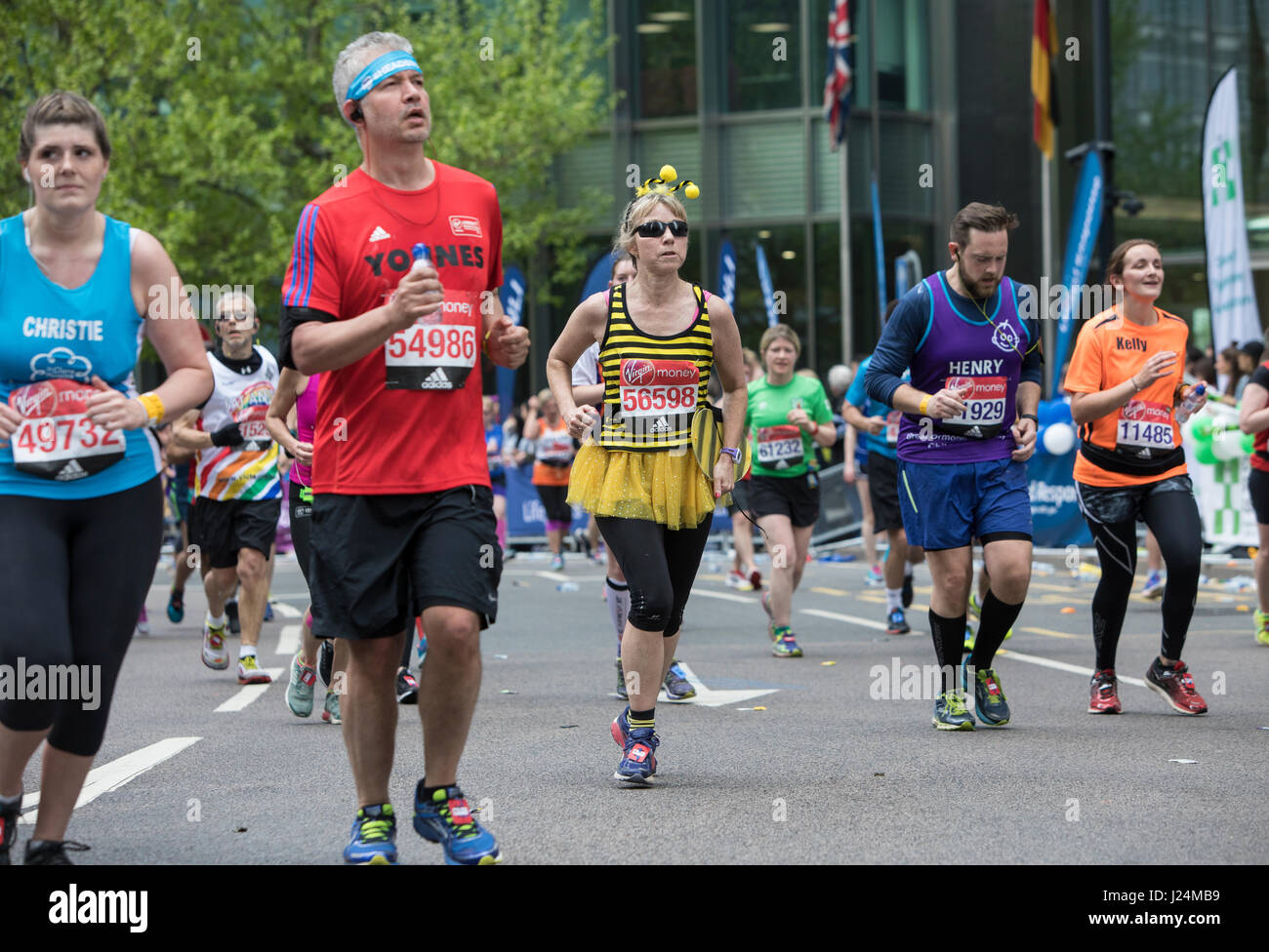 LONDON - April 23: Virgin Money London Marathon. Runners pass through Canary Wharf. Photo: © 2017 David Levenson/ Alamy Stock Photo