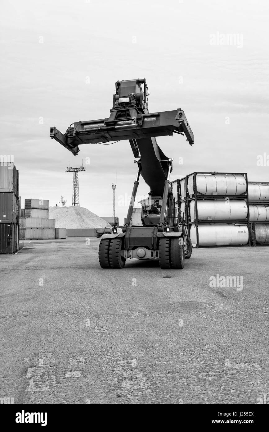 Stacker crane hi-res stock photography and images - Alamy