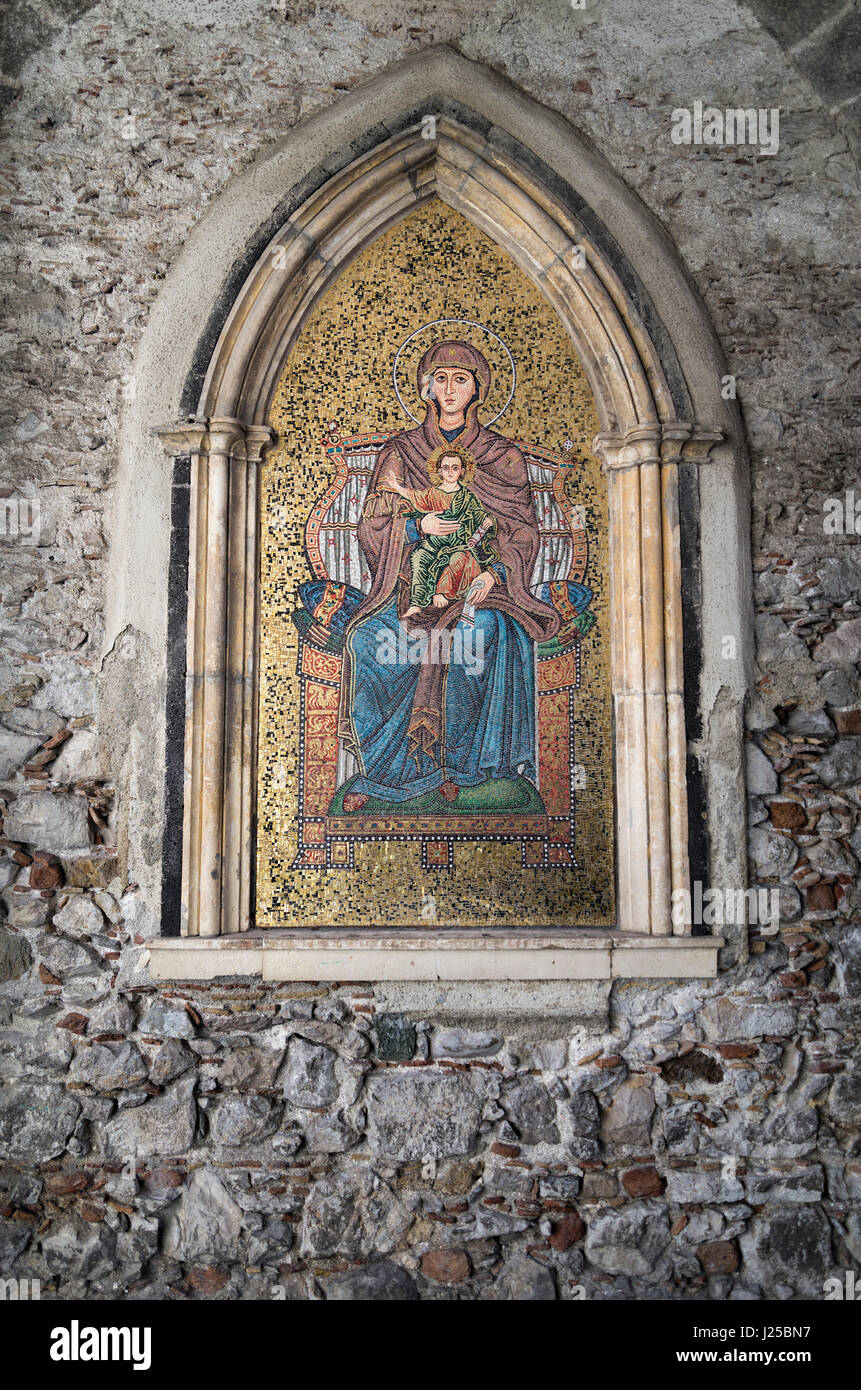 Darstellung Maria Muttergottes mit Jesuskind auf einem Mosaik im Stadtturm Torre dell Orologio, Taormina, Sizilien, Italien Stock Photo